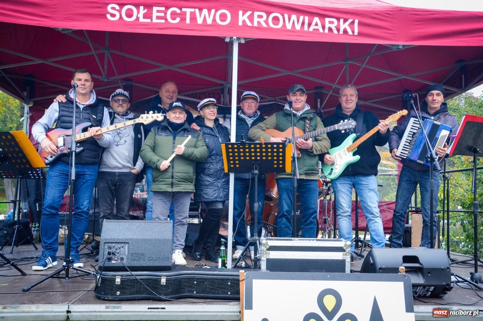 Zdjęcie w galerii na portalu naszraciborz.pl: Żeglarska Jesień w Krowiarkach. Na stawie przy pałacu otwarto molo, pierwsze w powiecie wiadomości z regionu