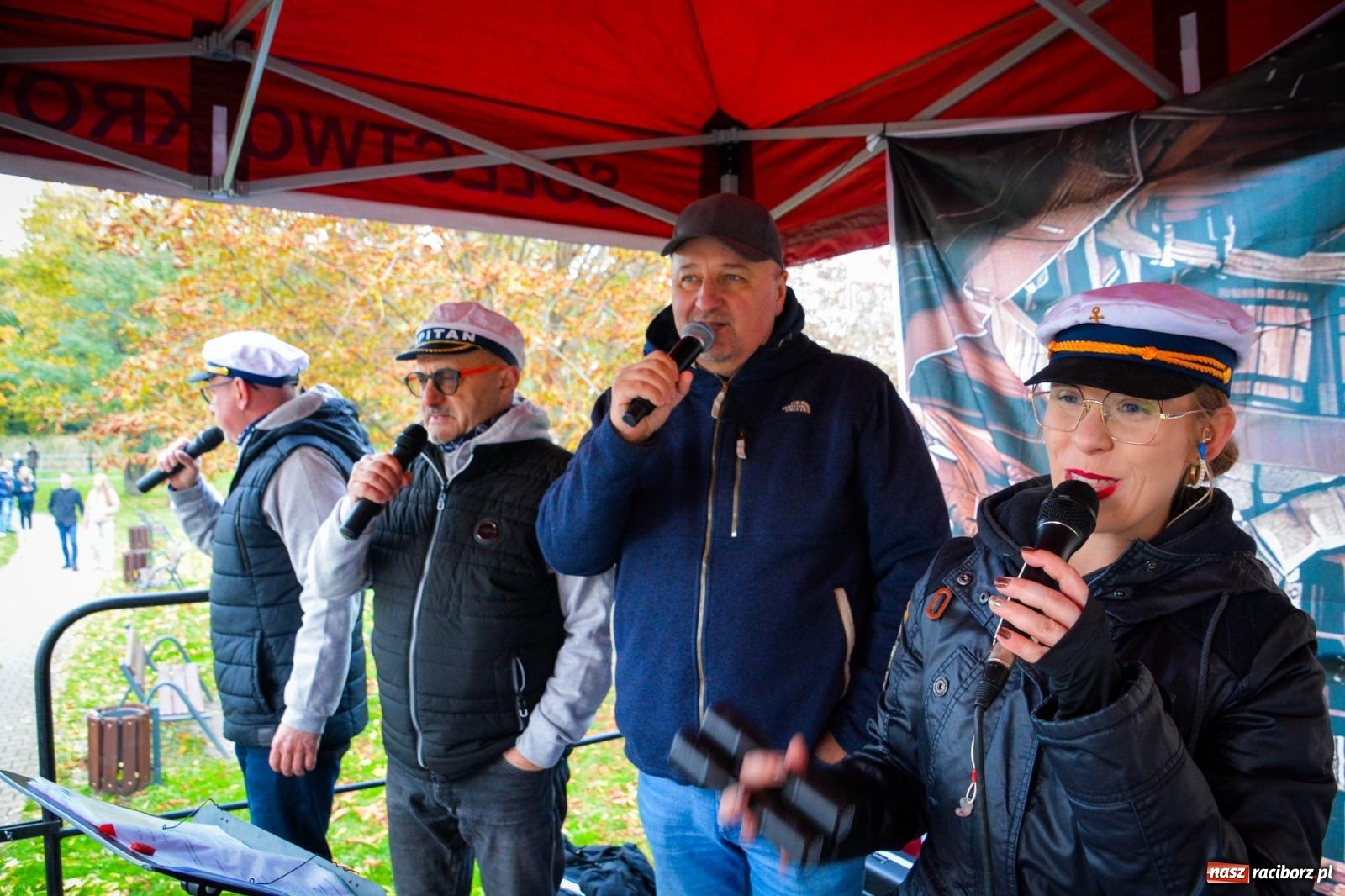 Zdjęcie w galerii na portalu naszraciborz.pl: Żeglarska Jesień w Krowiarkach. Na stawie przy pałacu otwarto molo, pierwsze w powiecie wiadomości z regionu