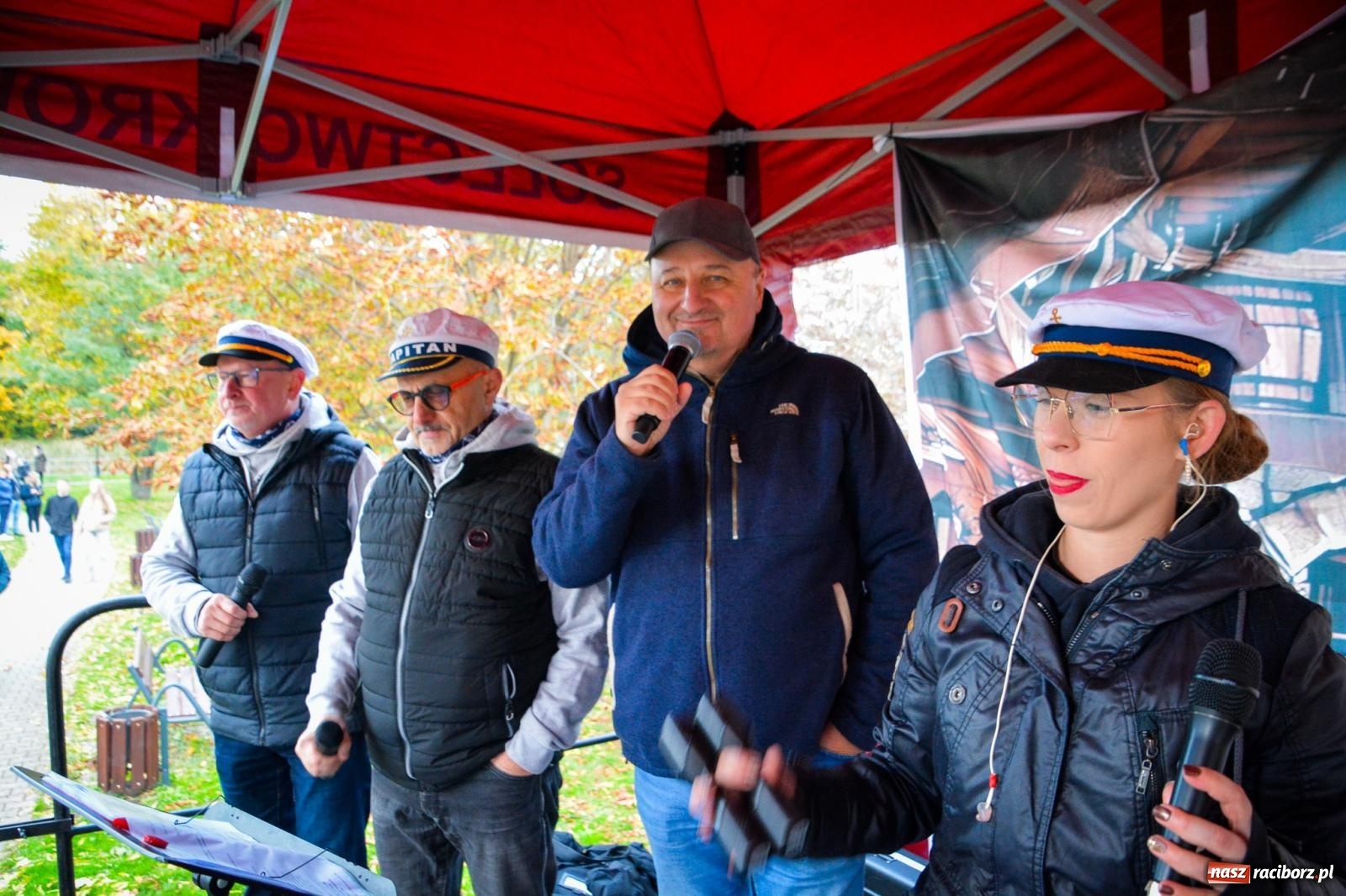 Zdjęcie w galerii na portalu naszraciborz.pl: Żeglarska Jesień w Krowiarkach. Na stawie przy pałacu otwarto molo, pierwsze w powiecie wiadomości z regionu