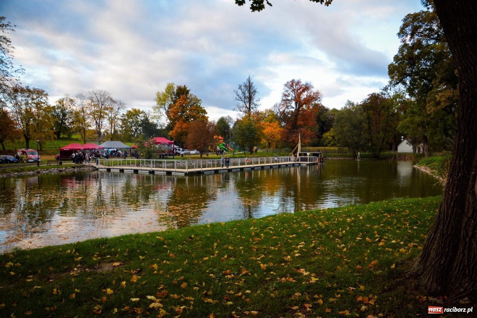 Zdjęcie w galerii na portalu naszraciborz.pl: Żeglarska Jesień w Krowiarkach. Na stawie przy pałacu otwarto molo, pierwsze w powiecie wiadomości z regionu