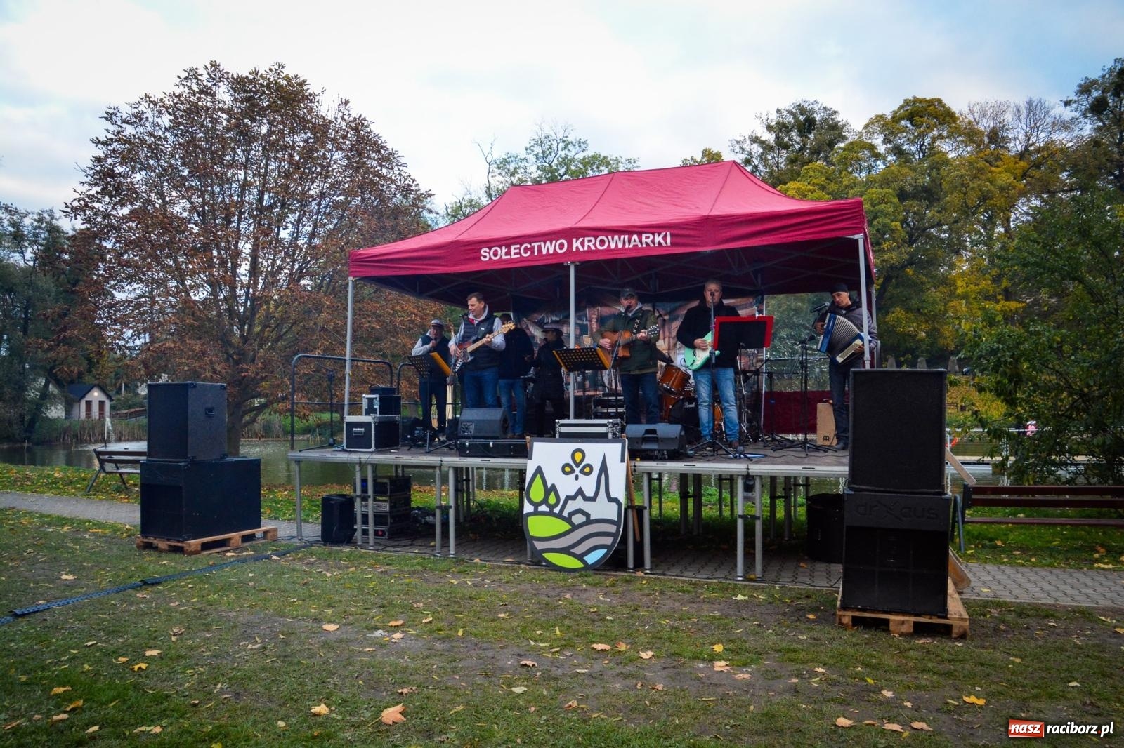 Zdjęcie w galerii na portalu naszraciborz.pl: Żeglarska Jesień w Krowiarkach. Na stawie przy pałacu otwarto molo, pierwsze w powiecie wiadomości z regionu