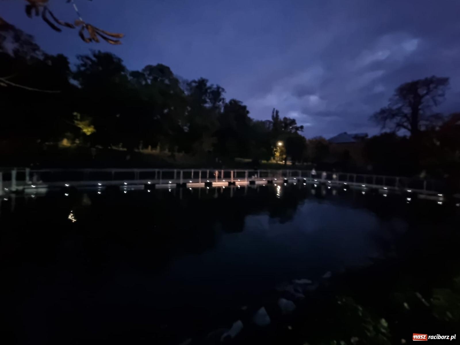 Zdjęcie w galerii na portalu naszraciborz.pl: Żeglarska Jesień w Krowiarkach. Na stawie przy pałacu otwarto molo, pierwsze w powiecie wiadomości z regionu