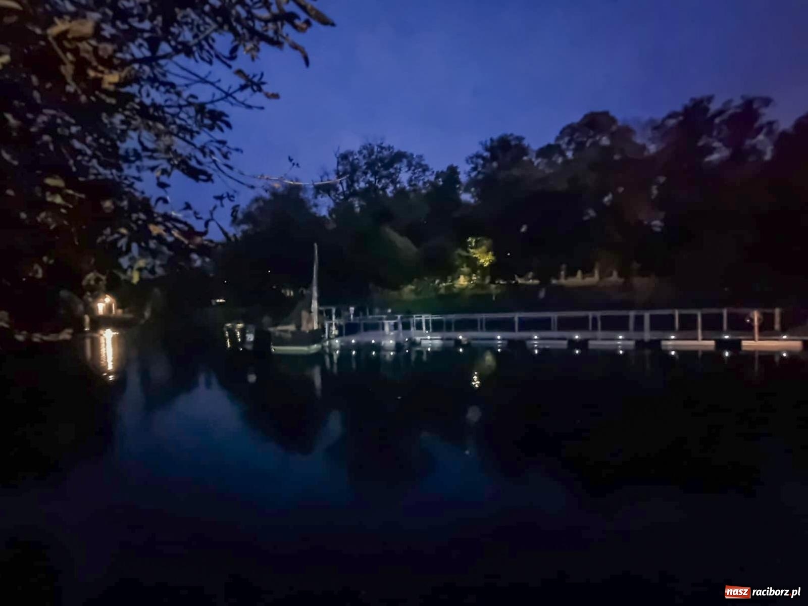 Zdjęcie w galerii na portalu naszraciborz.pl: Żeglarska Jesień w Krowiarkach. Na stawie przy pałacu otwarto molo, pierwsze w powiecie wiadomości z regionu