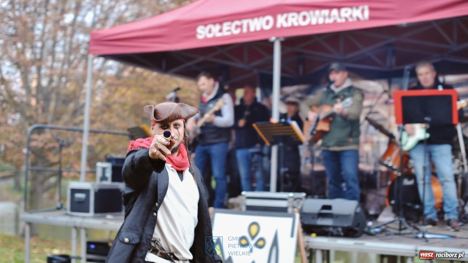 Zdjęcie w galerii na portalu naszraciborz.pl: Żeglarska Jesień w Krowiarkach. Na stawie przy pałacu otwarto molo, pierwsze w powiecie wiadomości z regionu