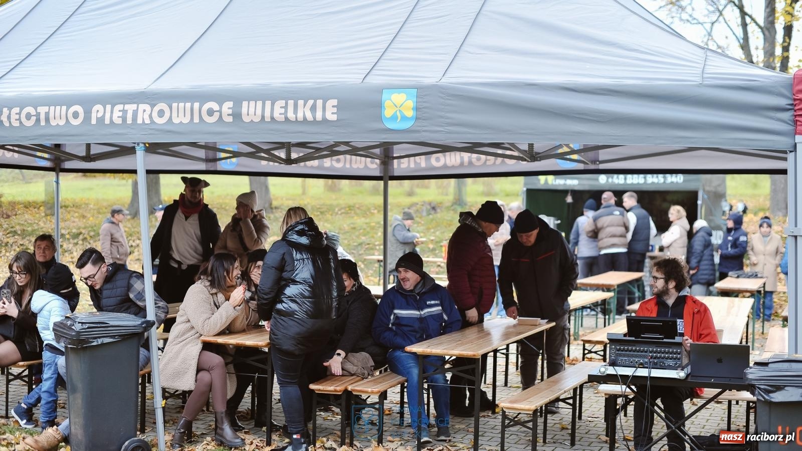 Zdjęcie w galerii na portalu naszraciborz.pl: Żeglarska Jesień w Krowiarkach. Na stawie przy pałacu otwarto molo, pierwsze w powiecie wiadomości z regionu