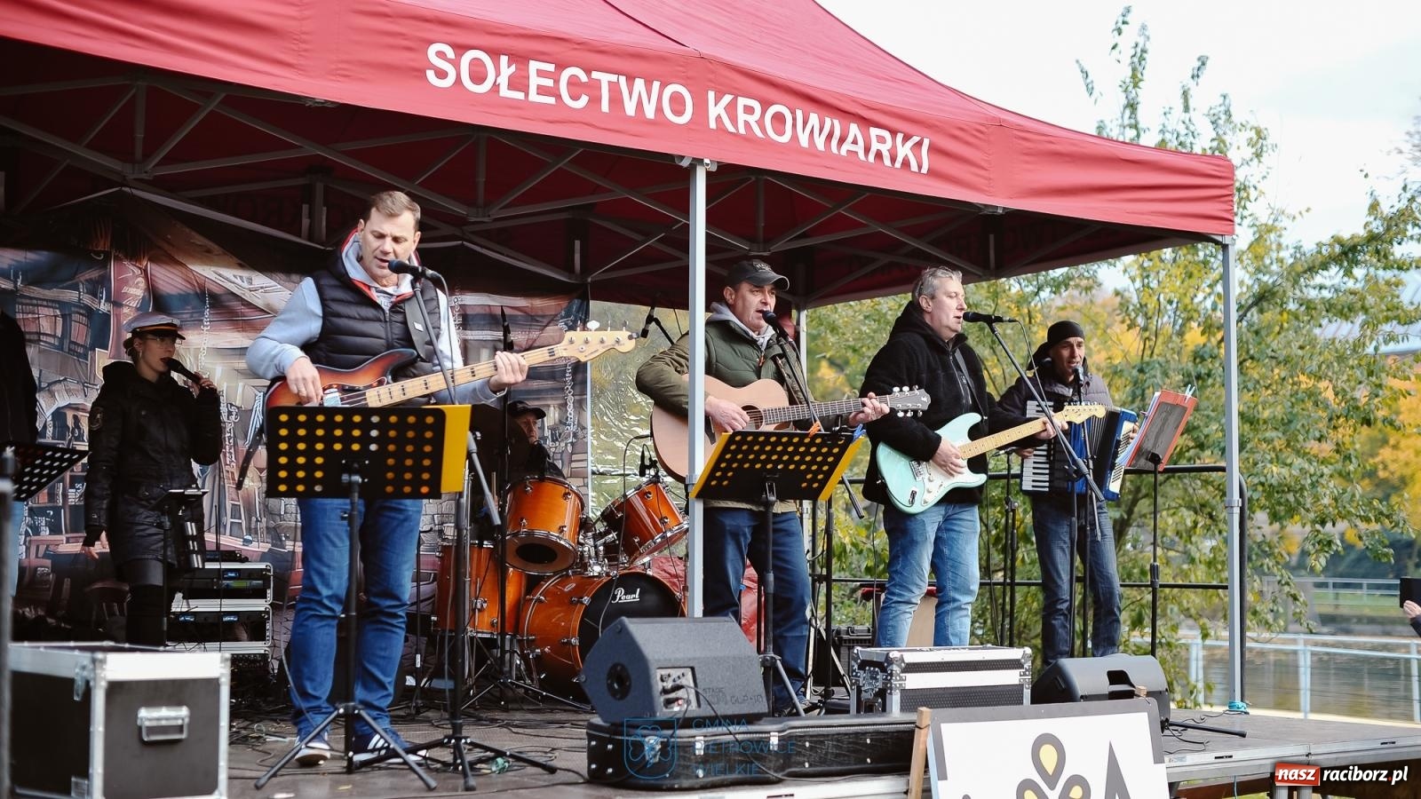 Zdjęcie w galerii na portalu naszraciborz.pl: Żeglarska Jesień w Krowiarkach. Na stawie przy pałacu otwarto molo, pierwsze w powiecie wiadomości z regionu