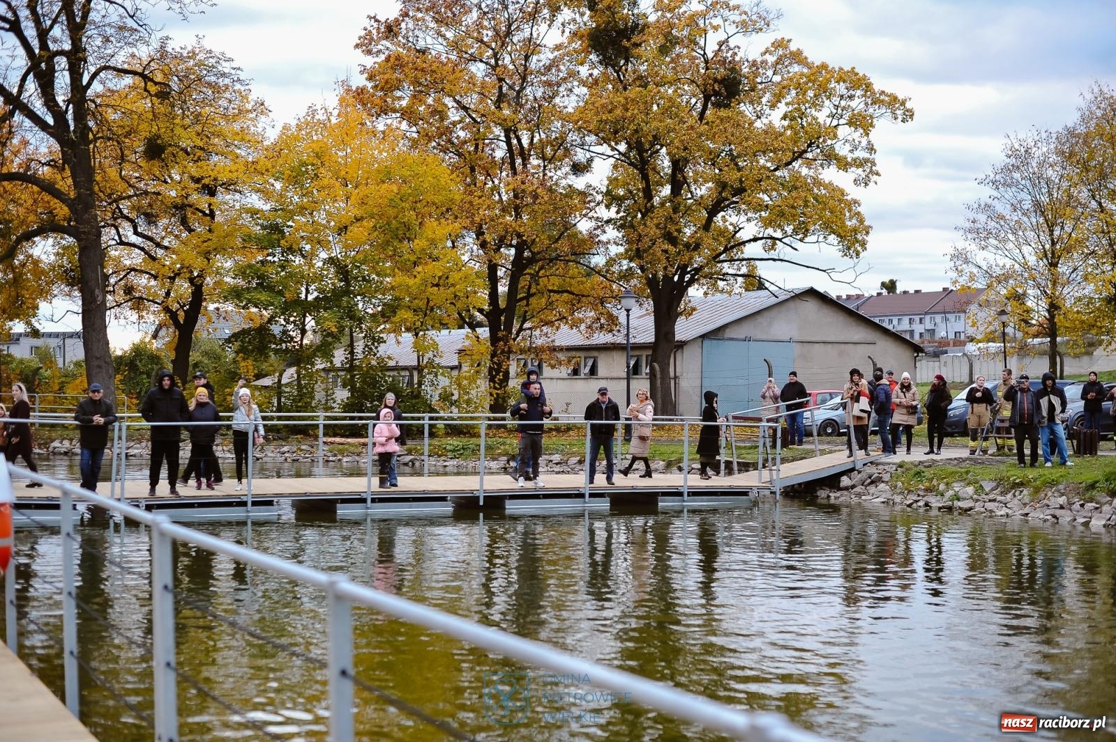 Zdjęcie w galerii na portalu naszraciborz.pl: Żeglarska Jesień w Krowiarkach. Na stawie przy pałacu otwarto molo, pierwsze w powiecie wiadomości z regionu