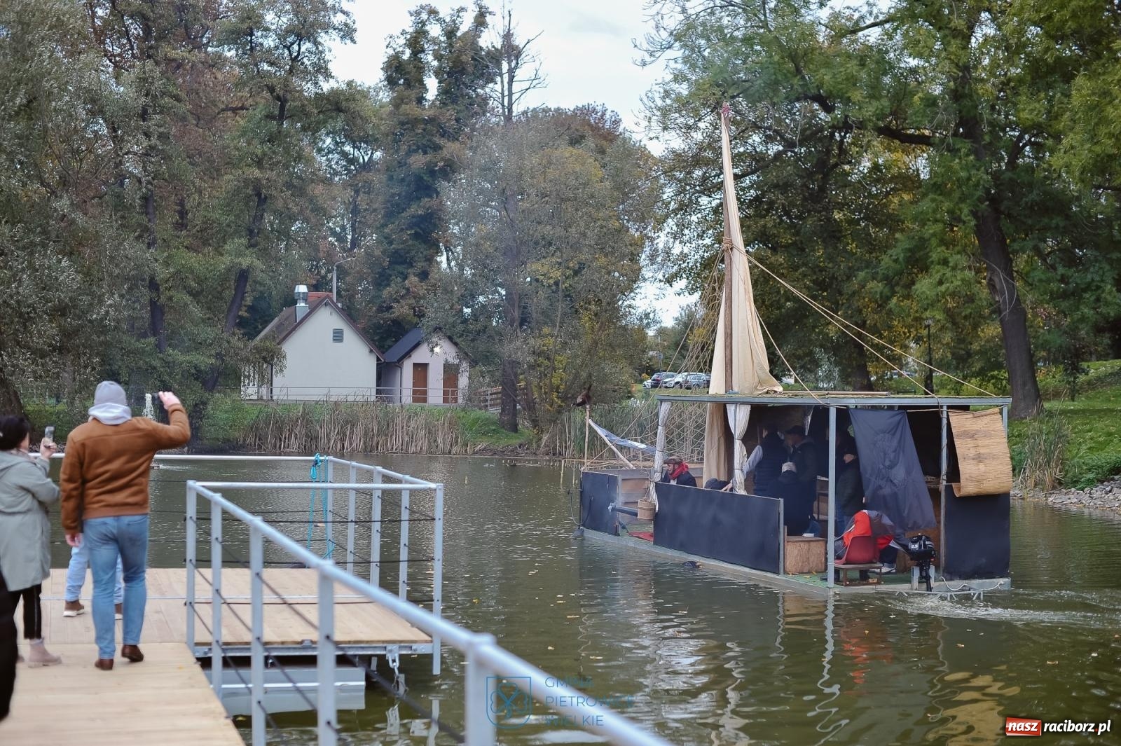 Zdjęcie w galerii na portalu naszraciborz.pl: Żeglarska Jesień w Krowiarkach. Na stawie przy pałacu otwarto molo, pierwsze w powiecie wiadomości z regionu