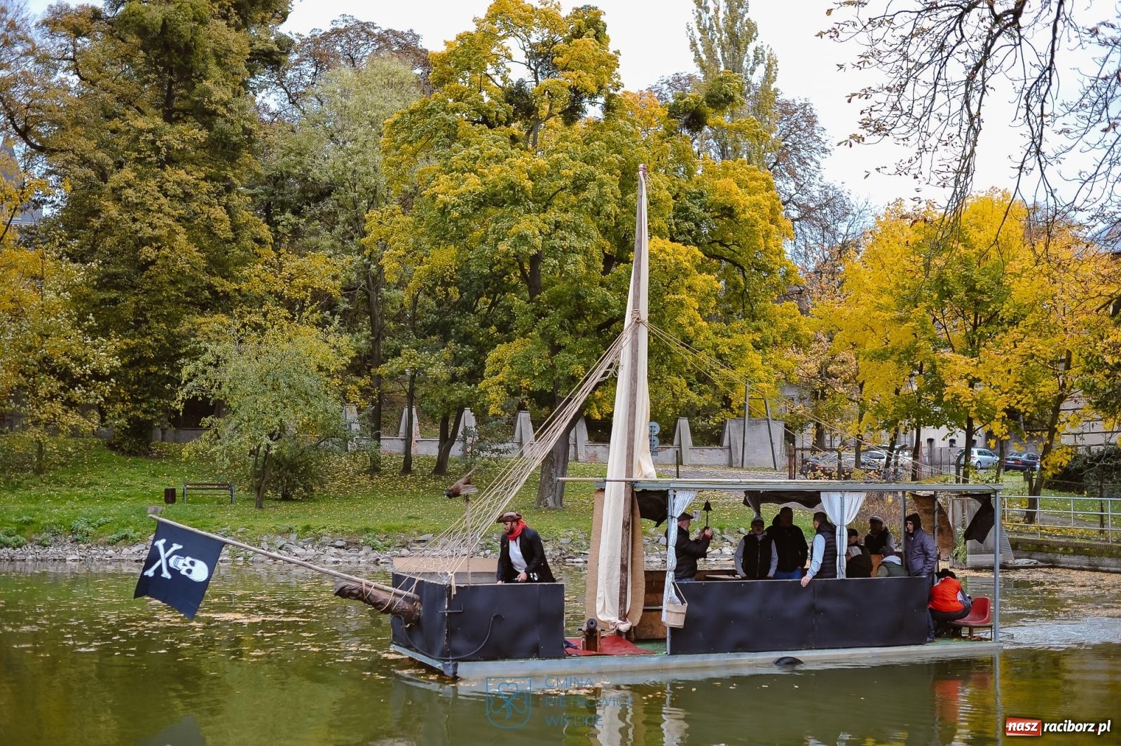 Zdjęcie w galerii na portalu naszraciborz.pl: Żeglarska Jesień w Krowiarkach. Na stawie przy pałacu otwarto molo, pierwsze w powiecie wiadomości z regionu