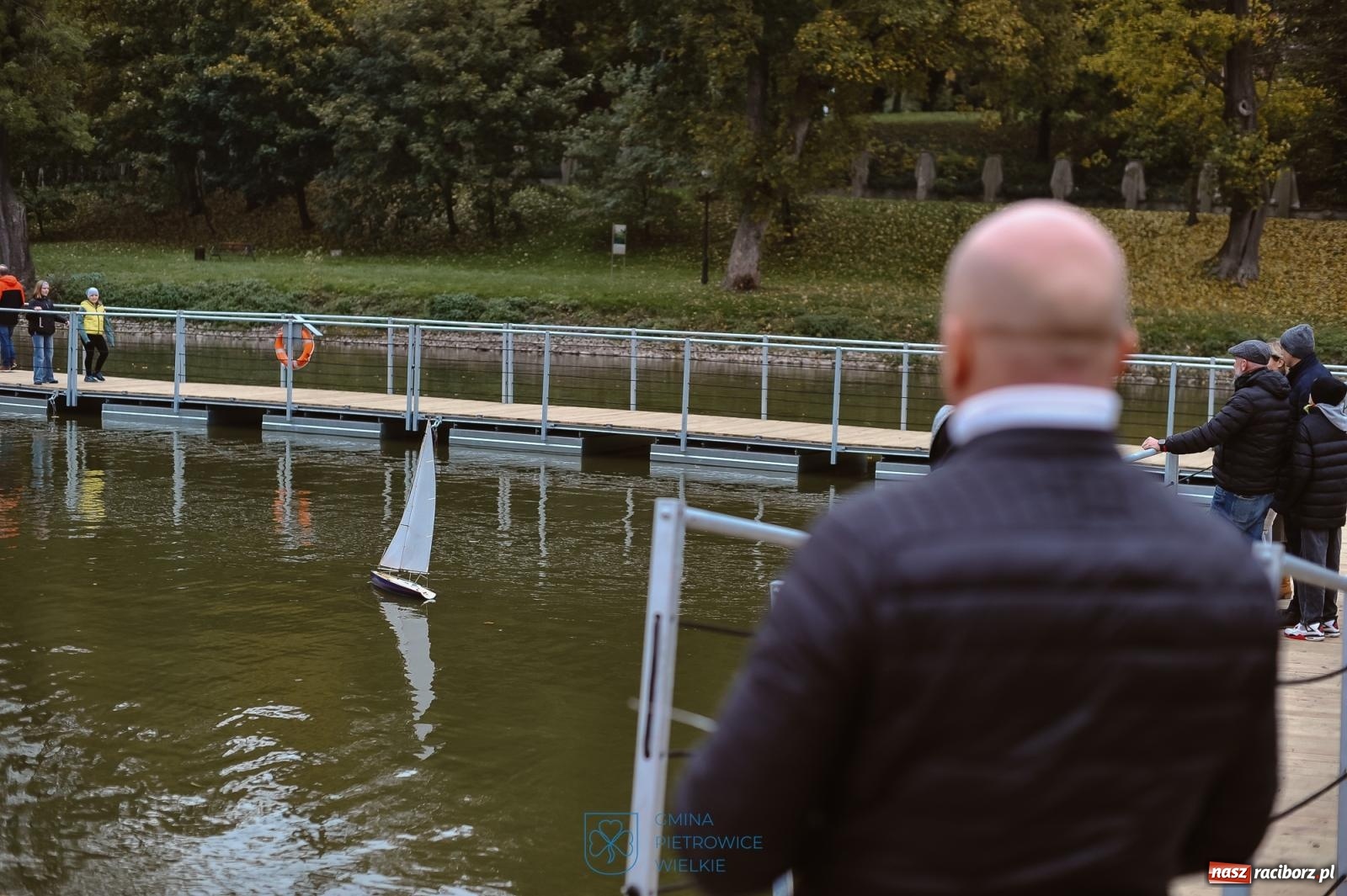 Zdjęcie w galerii na portalu naszraciborz.pl: Żeglarska Jesień w Krowiarkach. Na stawie przy pałacu otwarto molo, pierwsze w powiecie wiadomości z regionu