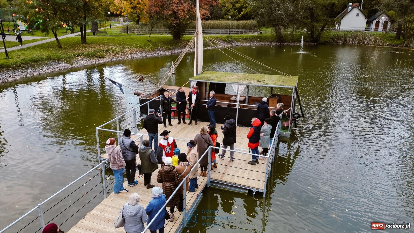 Zdjęcie w galerii na portalu naszraciborz.pl: Żeglarska Jesień w Krowiarkach. Na stawie przy pałacu otwarto molo, pierwsze w powiecie wiadomości z regionu