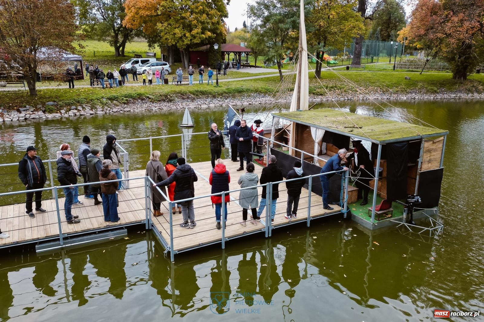 Zdjęcie w galerii na portalu naszraciborz.pl: Żeglarska Jesień w Krowiarkach. Na stawie przy pałacu otwarto molo, pierwsze w powiecie wiadomości z regionu