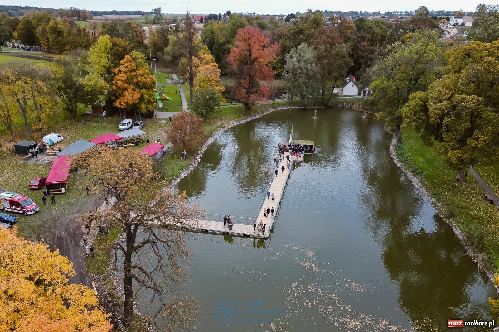 Zdjęcie w galerii na portalu naszraciborz.pl: Żeglarska Jesień w Krowiarkach. Na stawie przy pałacu otwarto molo, pierwsze w powiecie wiadomości z regionu