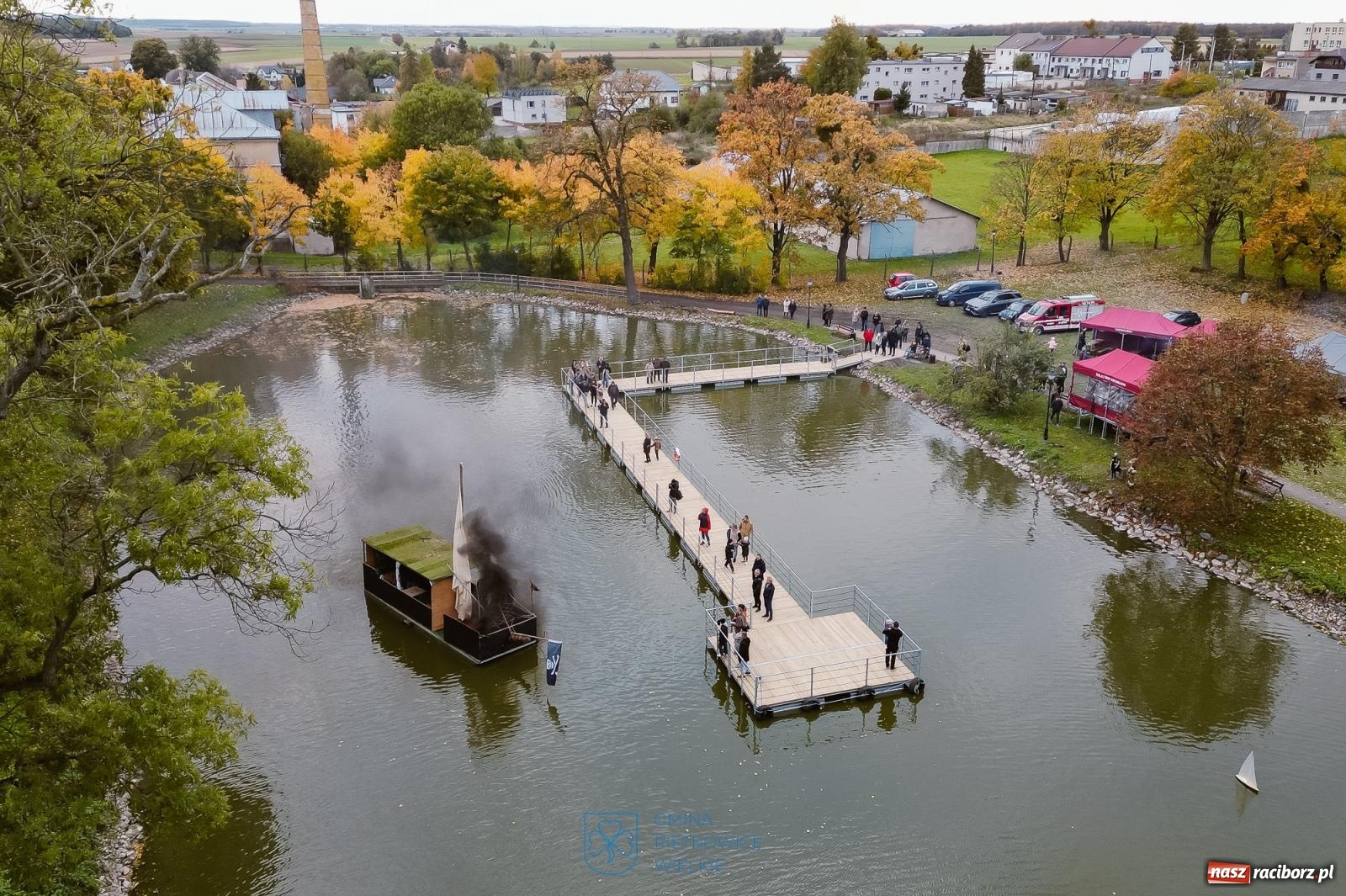Zdjęcie w galerii na portalu naszraciborz.pl: Żeglarska Jesień w Krowiarkach. Na stawie przy pałacu otwarto molo, pierwsze w powiecie wiadomości z regionu
