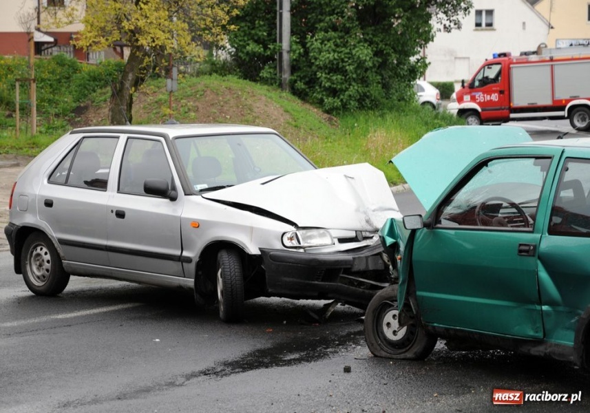 Zdjęcie w galerii na portalu naszraciborz.pl: Kierowca skody nie wyrobił na zakręcie wiadomości z regionu