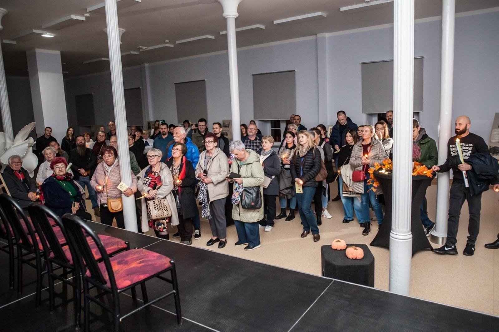 Zdjęcie w galerii na portalu naszraciborz.pl: Na tropie raciborskich masonów. Historyczny wieczór w raciborskim ośrodku dla niesłyszących [FOTO] wiadomości z regionu