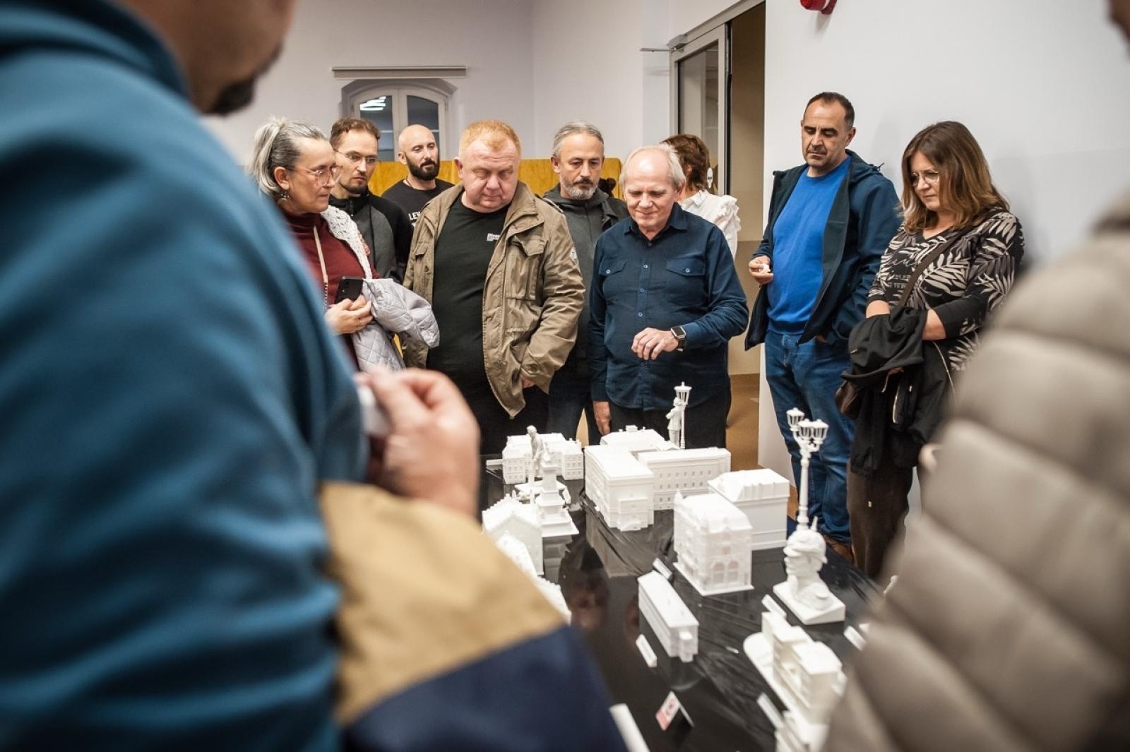 Zdjęcie w galerii na portalu naszraciborz.pl: Na tropie raciborskich masonów. Historyczny wieczór w raciborskim ośrodku dla niesłyszących [FOTO] wiadomości z regionu