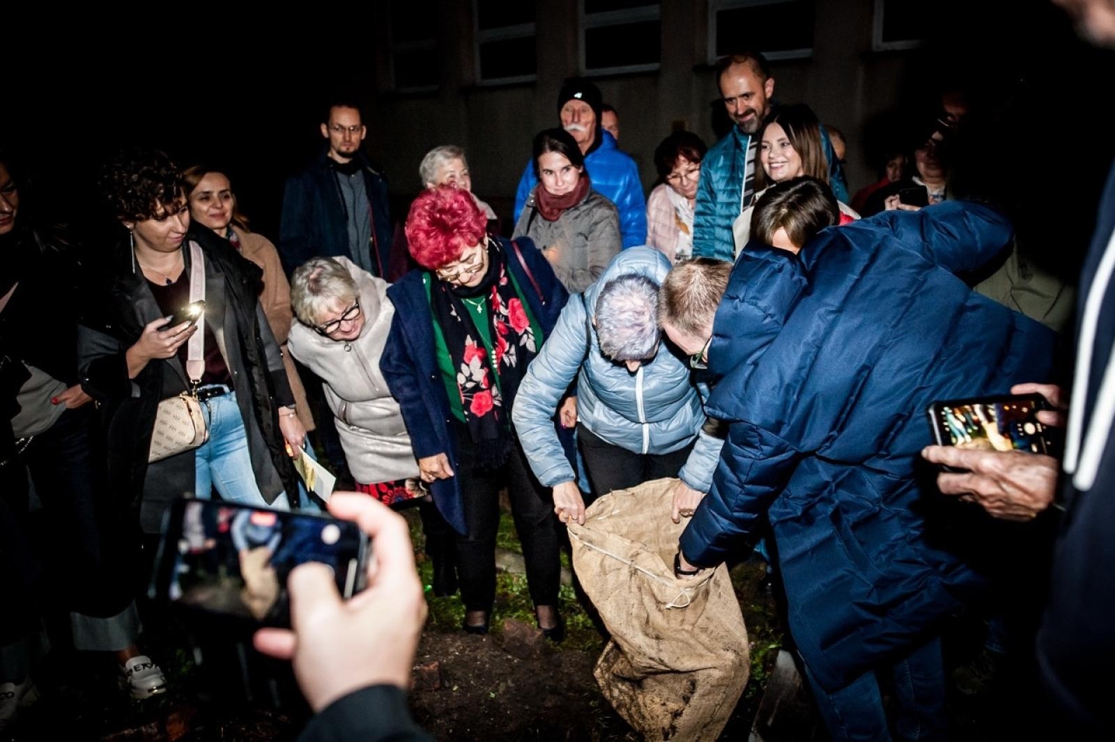 Zdjęcie w galerii na portalu naszraciborz.pl: Na tropie raciborskich masonów. Historyczny wieczór w raciborskim ośrodku dla niesłyszących [FOTO] wiadomości z regionu