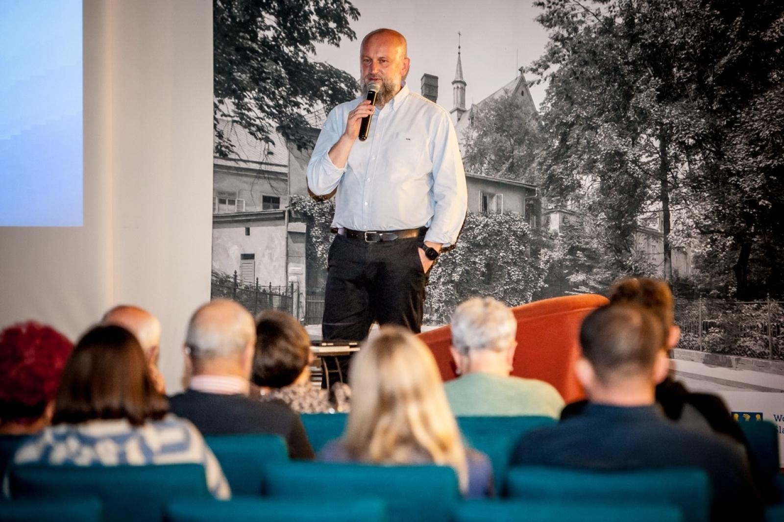 Zdjęcie w galerii na portalu naszraciborz.pl: Na tropie raciborskich masonów. Historyczny wieczór w raciborskim ośrodku dla niesłyszących [FOTO] wiadomości z regionu