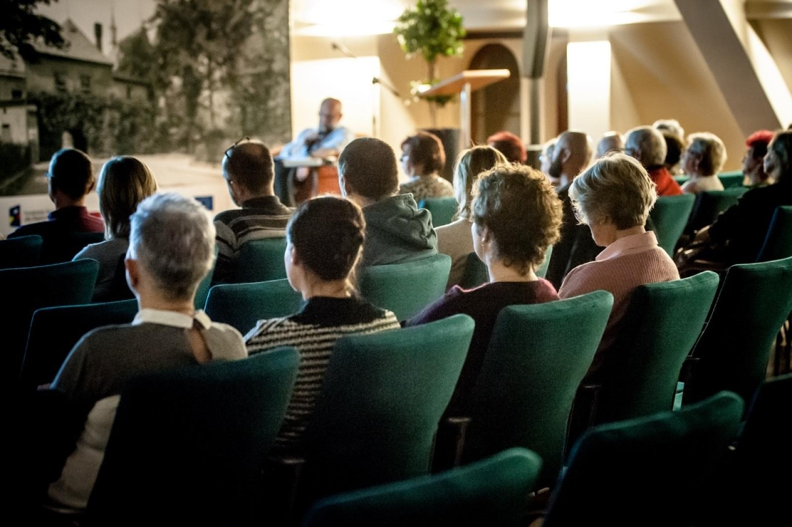 Zdjęcie w galerii na portalu naszraciborz.pl: Na tropie raciborskich masonów. Historyczny wieczór w raciborskim ośrodku dla niesłyszących [FOTO] wiadomości z regionu