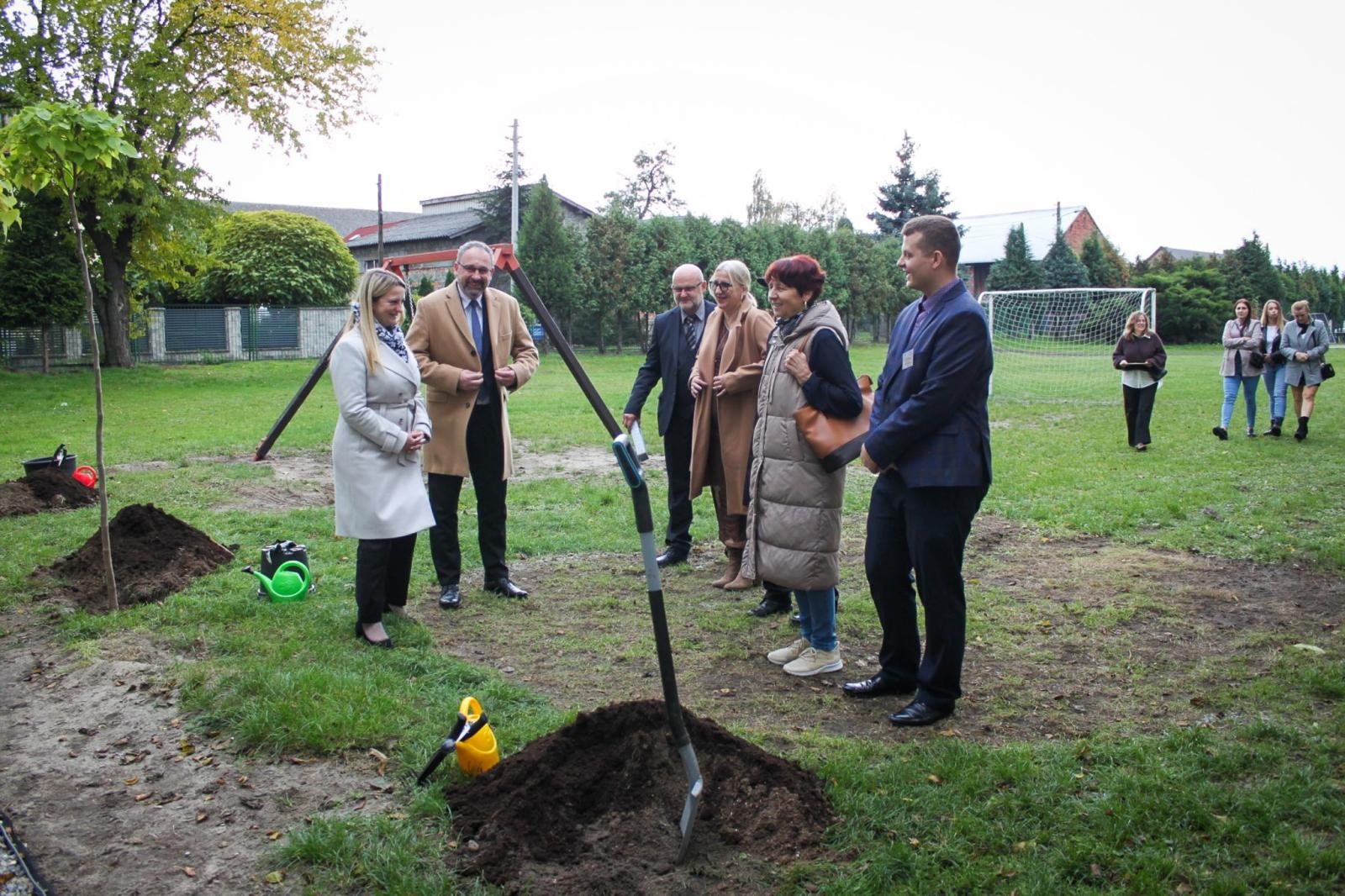 Zdjęcie w galerii na portalu naszraciborz.pl: Zielona lekcja w plenerze. Otwarto Ekopracownię pod chmurką w Babicach wiadomości z regionu