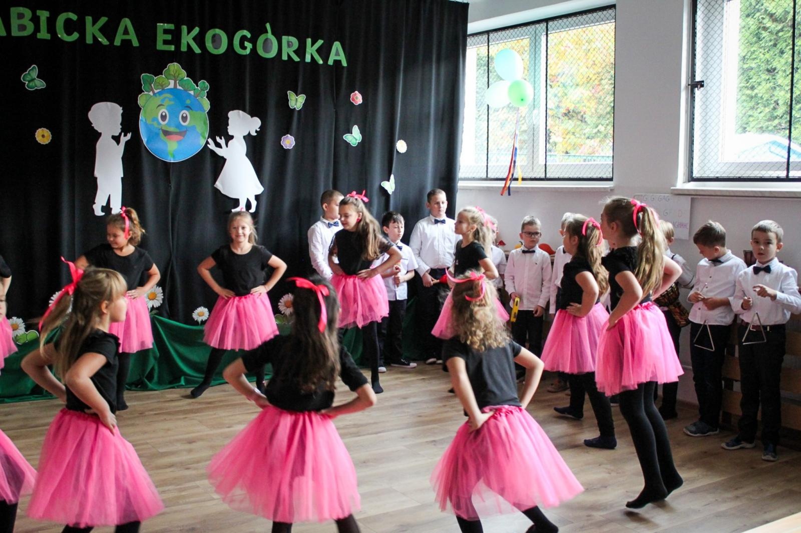 Zdjęcie w galerii na portalu naszraciborz.pl: Zielona lekcja w plenerze. Otwarto Ekopracownię pod chmurką w Babicach wiadomości z regionu