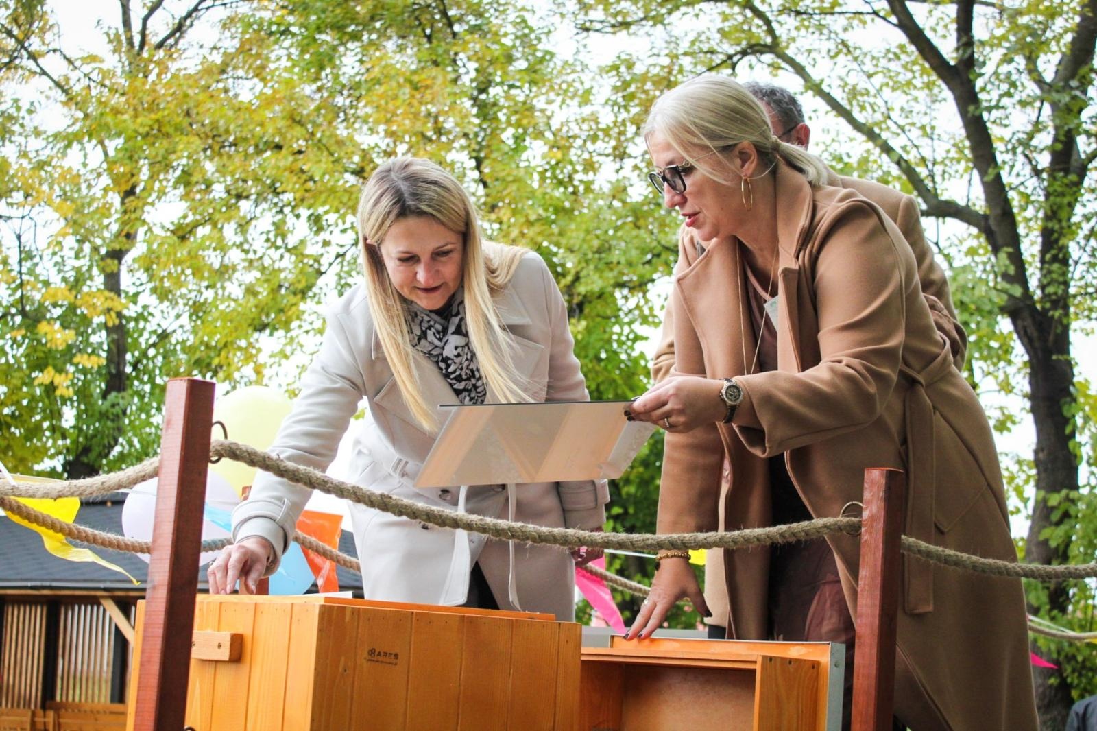 Zdjęcie w galerii na portalu naszraciborz.pl: Zielona lekcja w plenerze. Otwarto Ekopracownię pod chmurką w Babicach wiadomości z regionu
