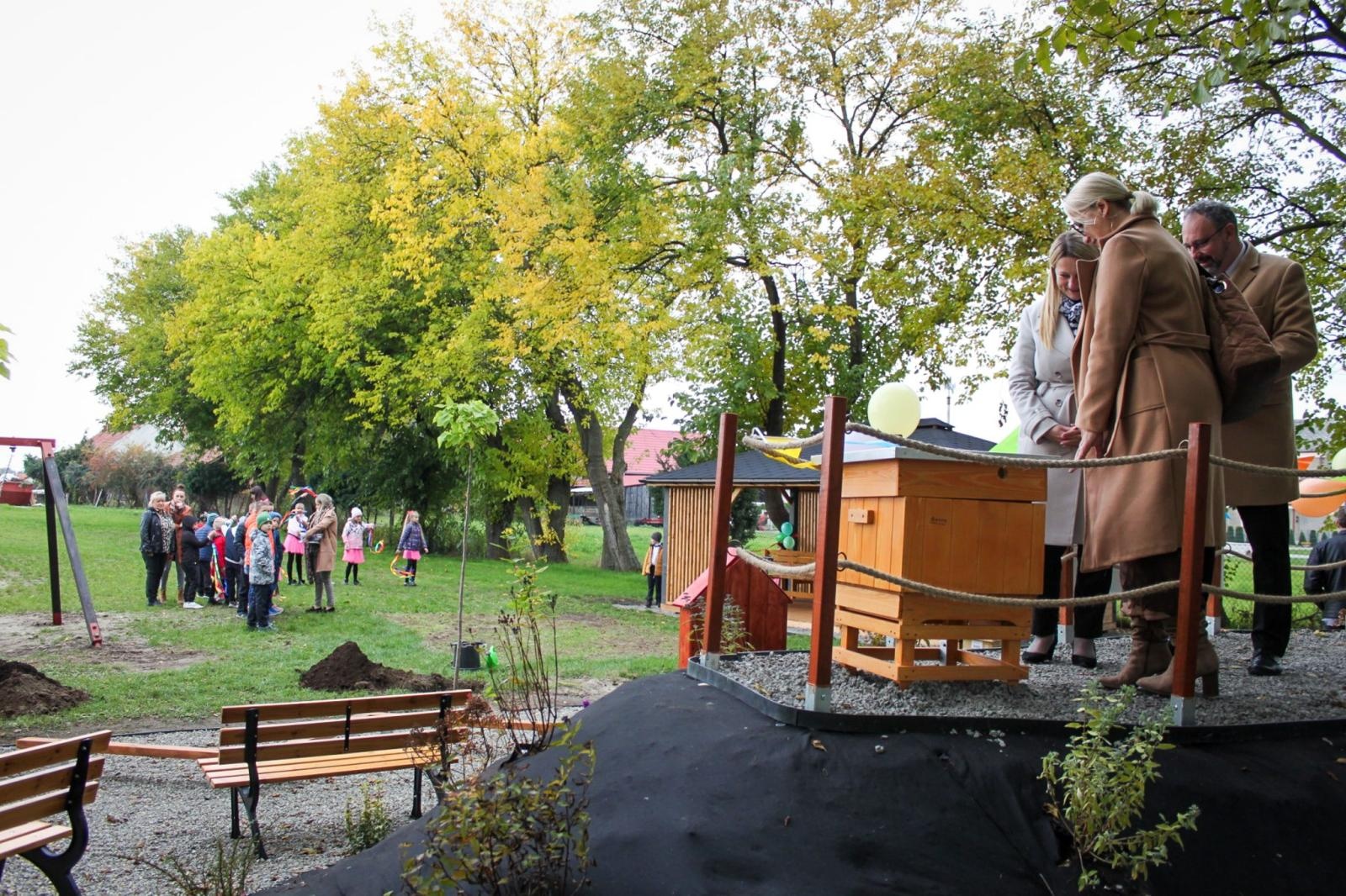 Zdjęcie w galerii na portalu naszraciborz.pl: Zielona lekcja w plenerze. Otwarto Ekopracownię pod chmurką w Babicach wiadomości z regionu