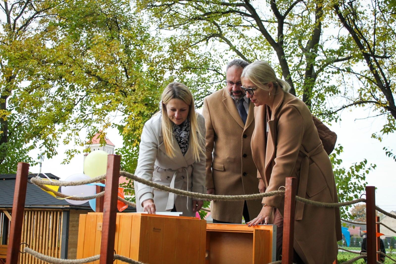 Zdjęcie w galerii na portalu naszraciborz.pl: Zielona lekcja w plenerze. Otwarto Ekopracownię pod chmurką w Babicach wiadomości z regionu