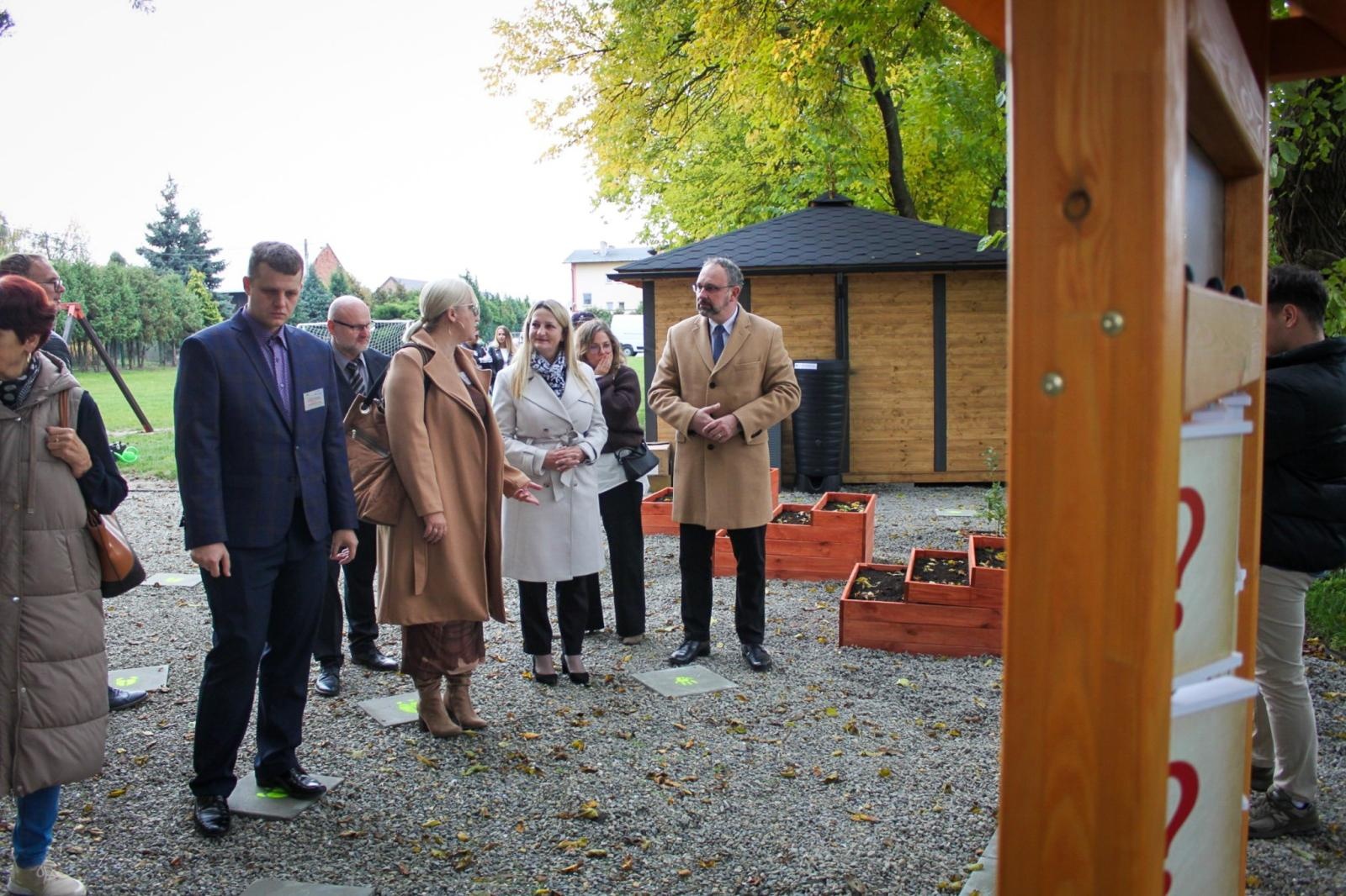 Zdjęcie w galerii na portalu naszraciborz.pl: Zielona lekcja w plenerze. Otwarto Ekopracownię pod chmurką w Babicach wiadomości z regionu