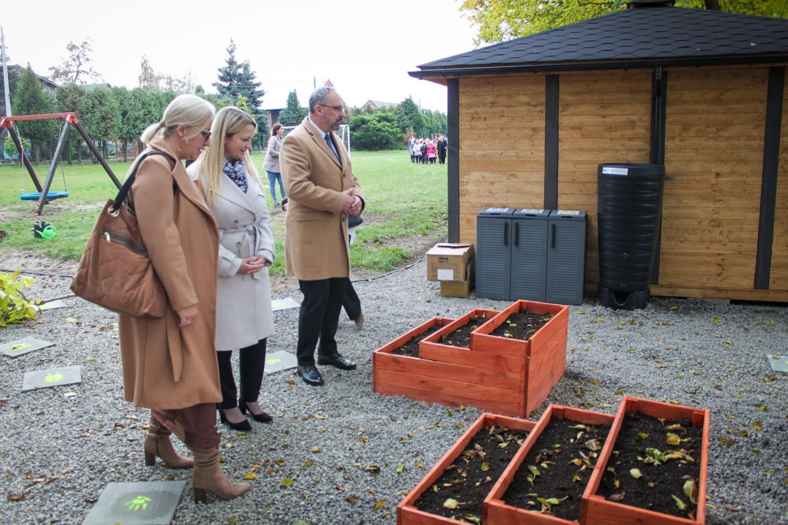 Zdjęcie w galerii na portalu naszraciborz.pl: Zielona lekcja w plenerze. Otwarto Ekopracownię pod chmurką w Babicach wiadomości z regionu