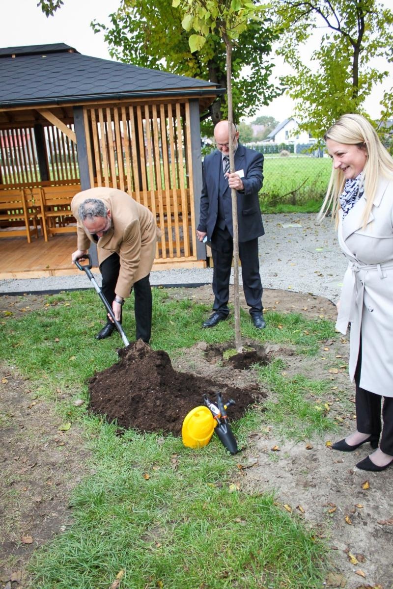 Zdjęcie w galerii na portalu naszraciborz.pl: Zielona lekcja w plenerze. Otwarto Ekopracownię pod chmurką w Babicach wiadomości z regionu