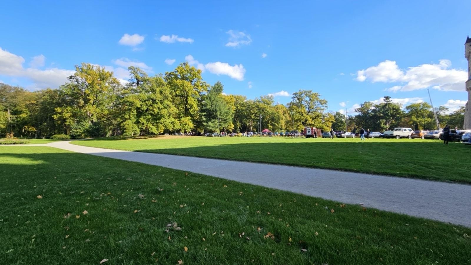 Zdjęcie w galerii na portalu naszraciborz.pl: Smaki i motoryzacyjne emocje w Mosznej. V Rajd Hubertus Classic połączył pasję do klasyki z tradycją jeździecką wiadomości z regionu