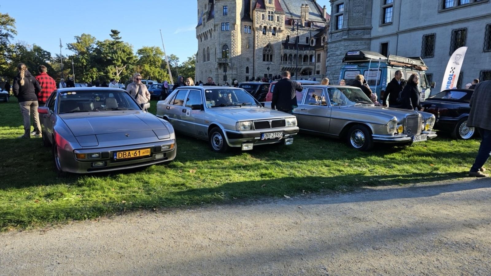 Zdjęcie w galerii na portalu naszraciborz.pl: Smaki i motoryzacyjne emocje w Mosznej. V Rajd Hubertus Classic połączył pasję do klasyki z tradycją jeździecką wiadomości z regionu