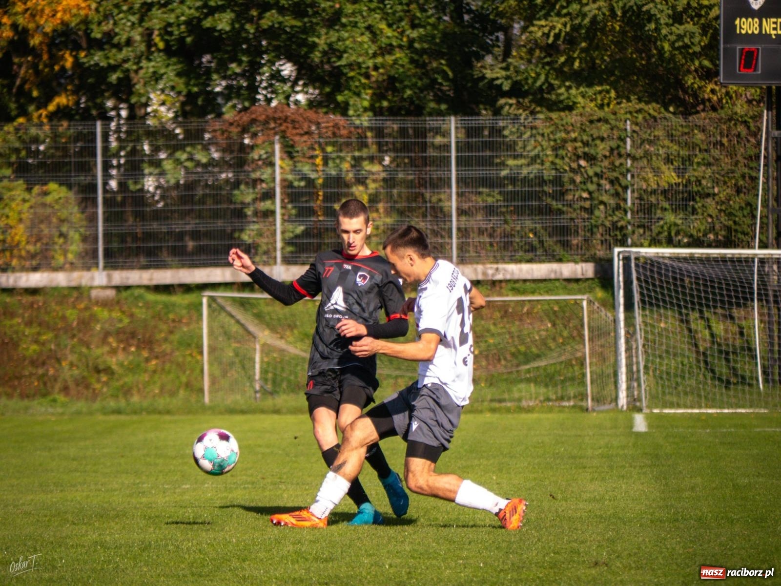 Zdjęcie w galerii na portalu naszraciborz.pl: Nerwowo i czerwono w starciu Nędzy z Borowikiem [FOTO] wiadomości z regionu