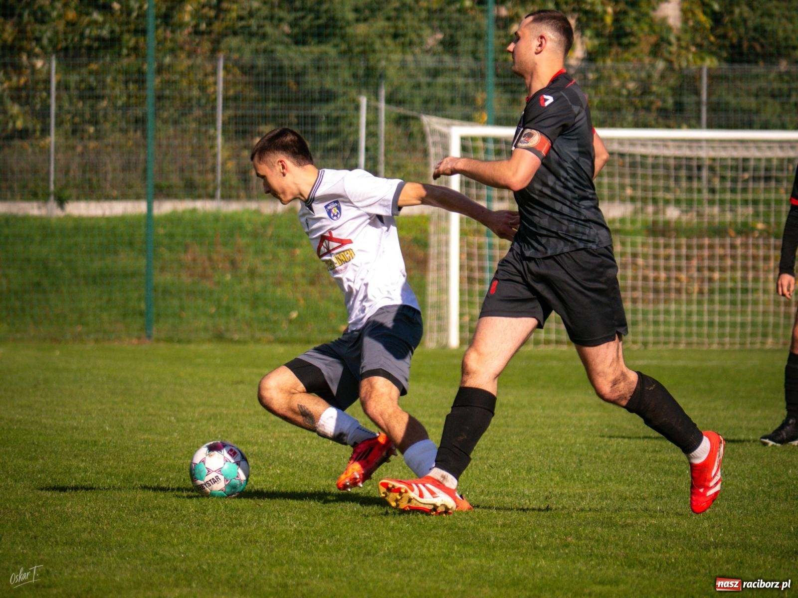 Zdjęcie w galerii na portalu naszraciborz.pl: Nerwowo i czerwono w starciu Nędzy z Borowikiem [FOTO] wiadomości z regionu