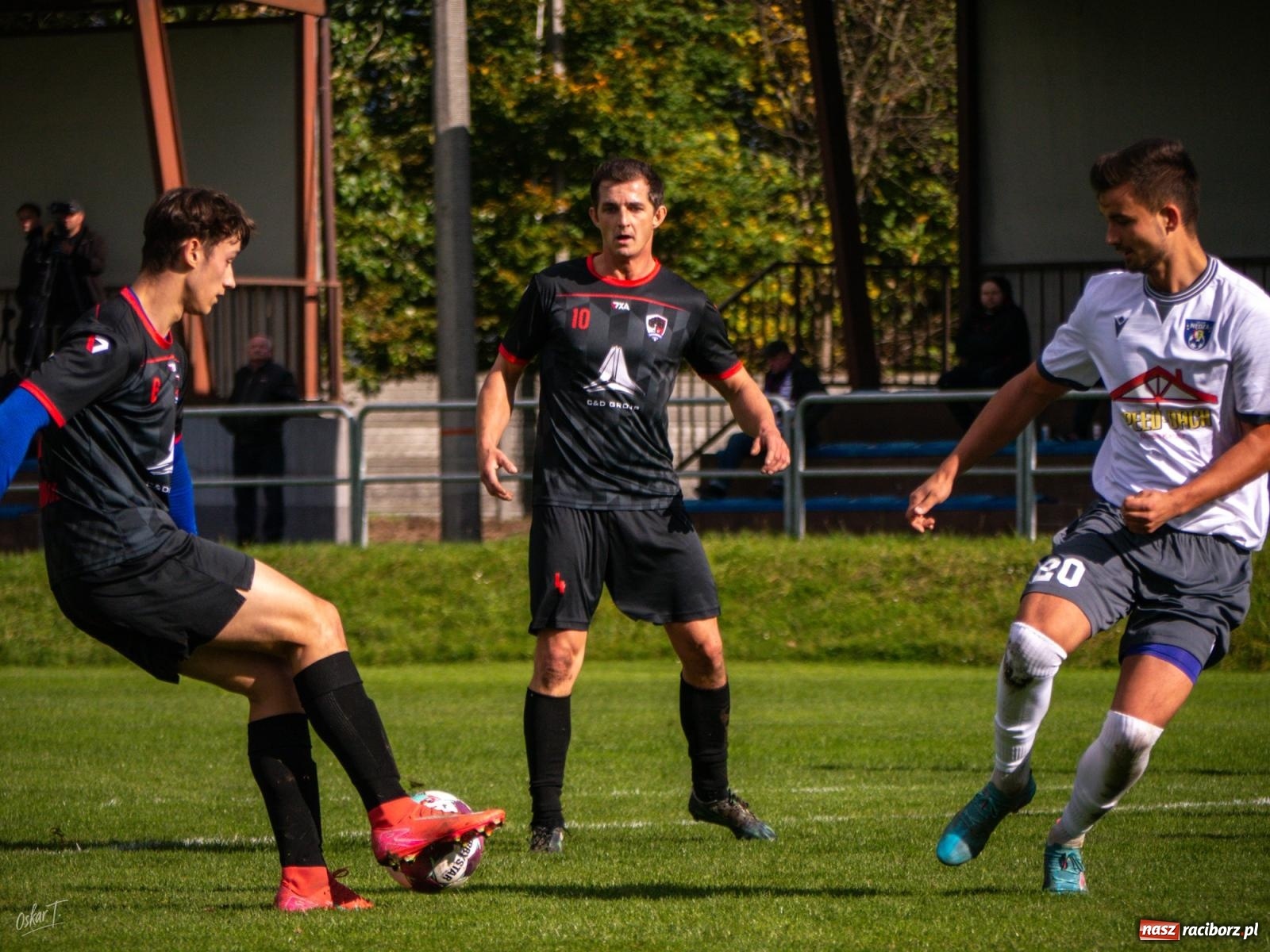 Zdjęcie w galerii na portalu naszraciborz.pl: Nerwowo i czerwono w starciu Nędzy z Borowikiem [FOTO] wiadomości z regionu