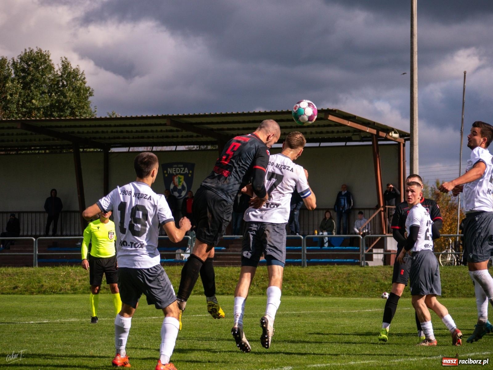 Zdjęcie w galerii na portalu naszraciborz.pl: Nerwowo i czerwono w starciu Nędzy z Borowikiem [FOTO] wiadomości z regionu