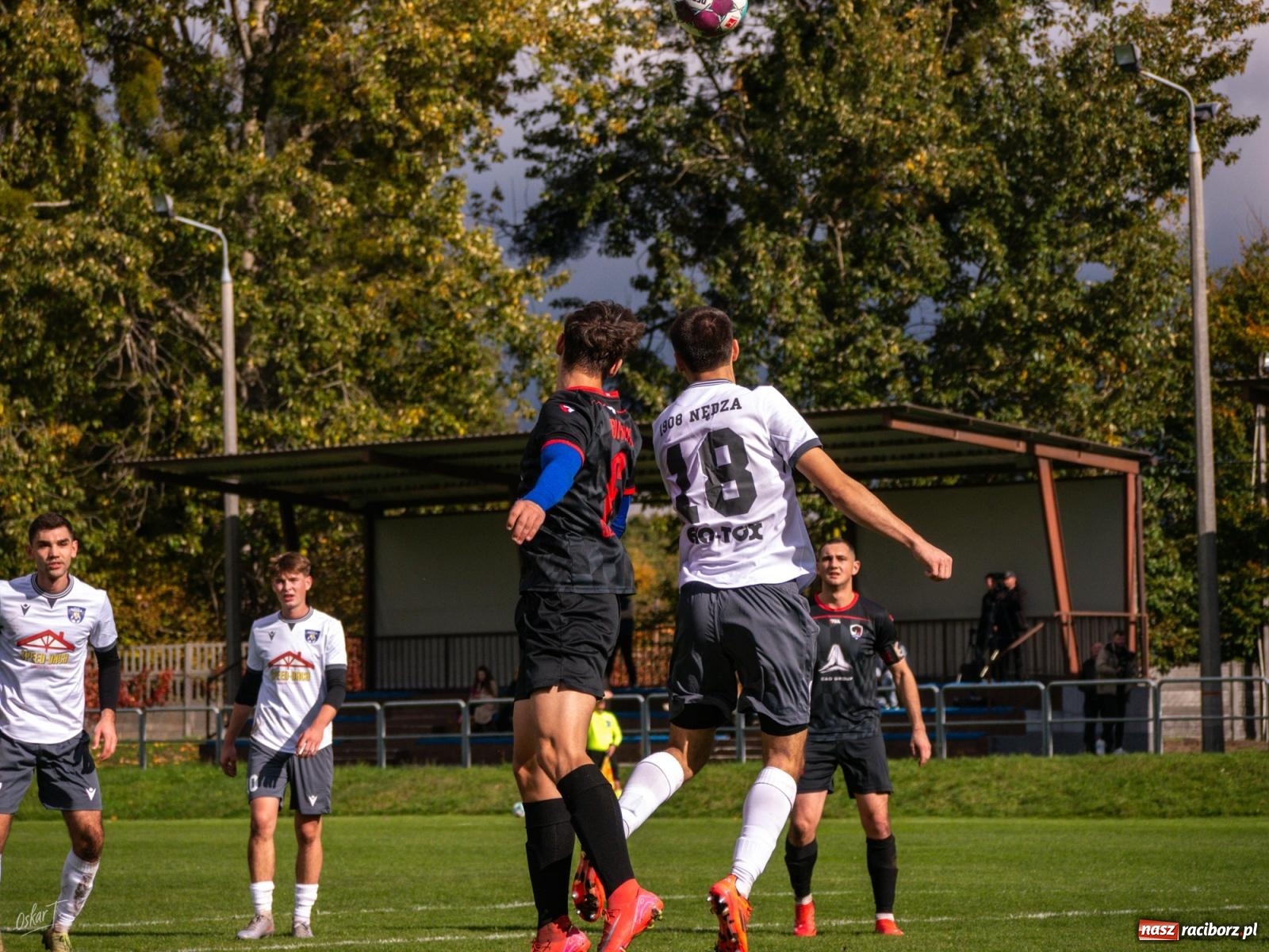 Zdjęcie w galerii na portalu naszraciborz.pl: Nerwowo i czerwono w starciu Nędzy z Borowikiem [FOTO] wiadomości z regionu