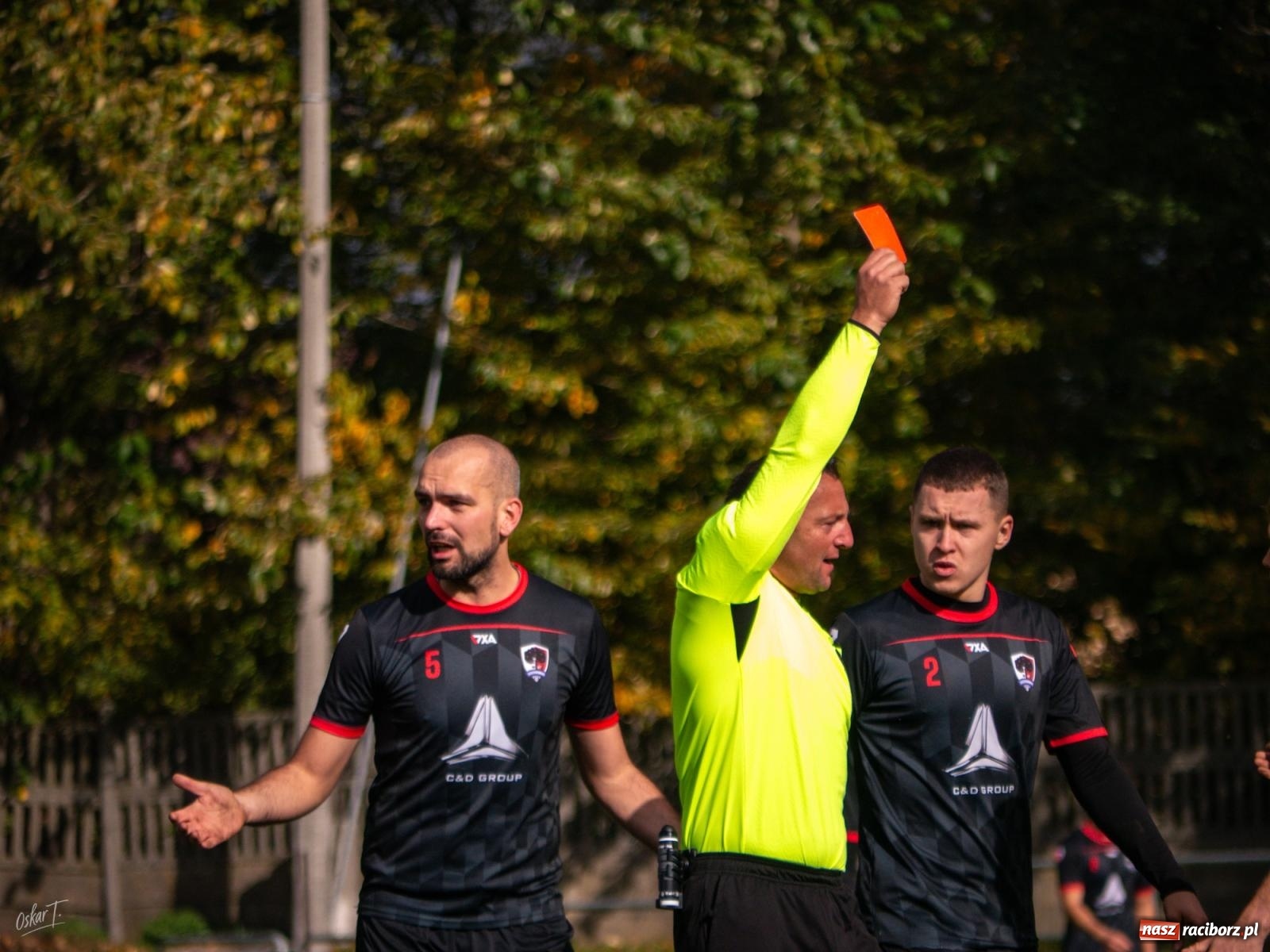 Zdjęcie w galerii na portalu naszraciborz.pl: Nerwowo i czerwono w starciu Nędzy z Borowikiem [FOTO] wiadomości z regionu