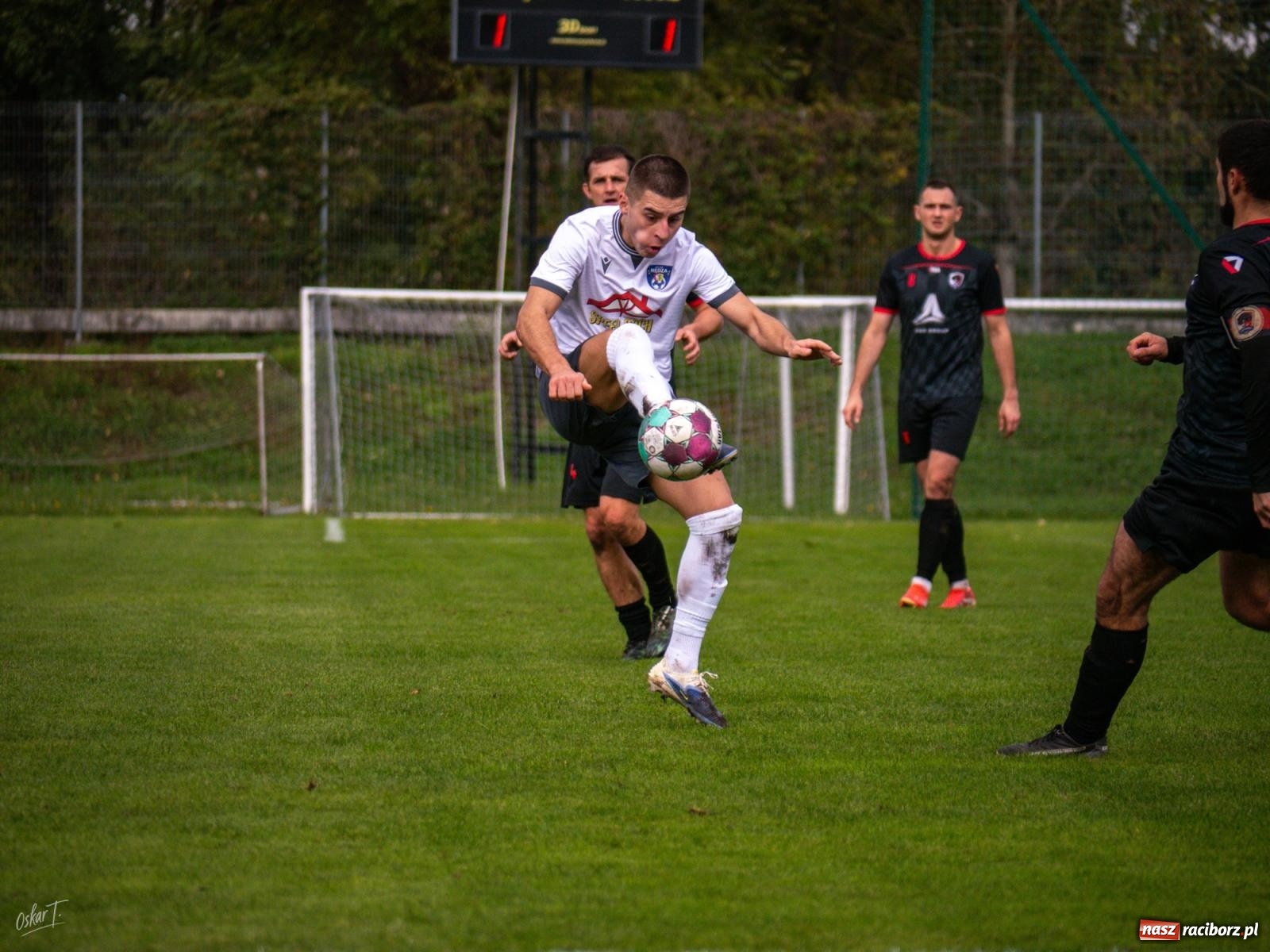 Zdjęcie w galerii na portalu naszraciborz.pl: Nerwowo i czerwono w starciu Nędzy z Borowikiem [FOTO] wiadomości z regionu