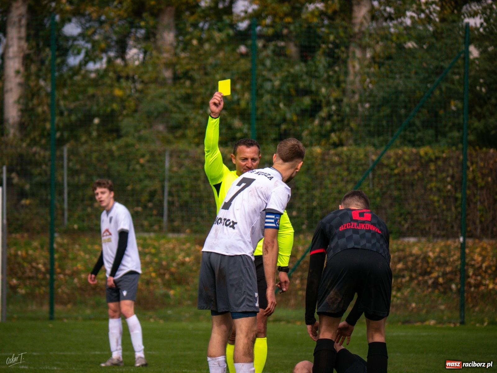 Zdjęcie w galerii na portalu naszraciborz.pl: Nerwowo i czerwono w starciu Nędzy z Borowikiem [FOTO] wiadomości z regionu
