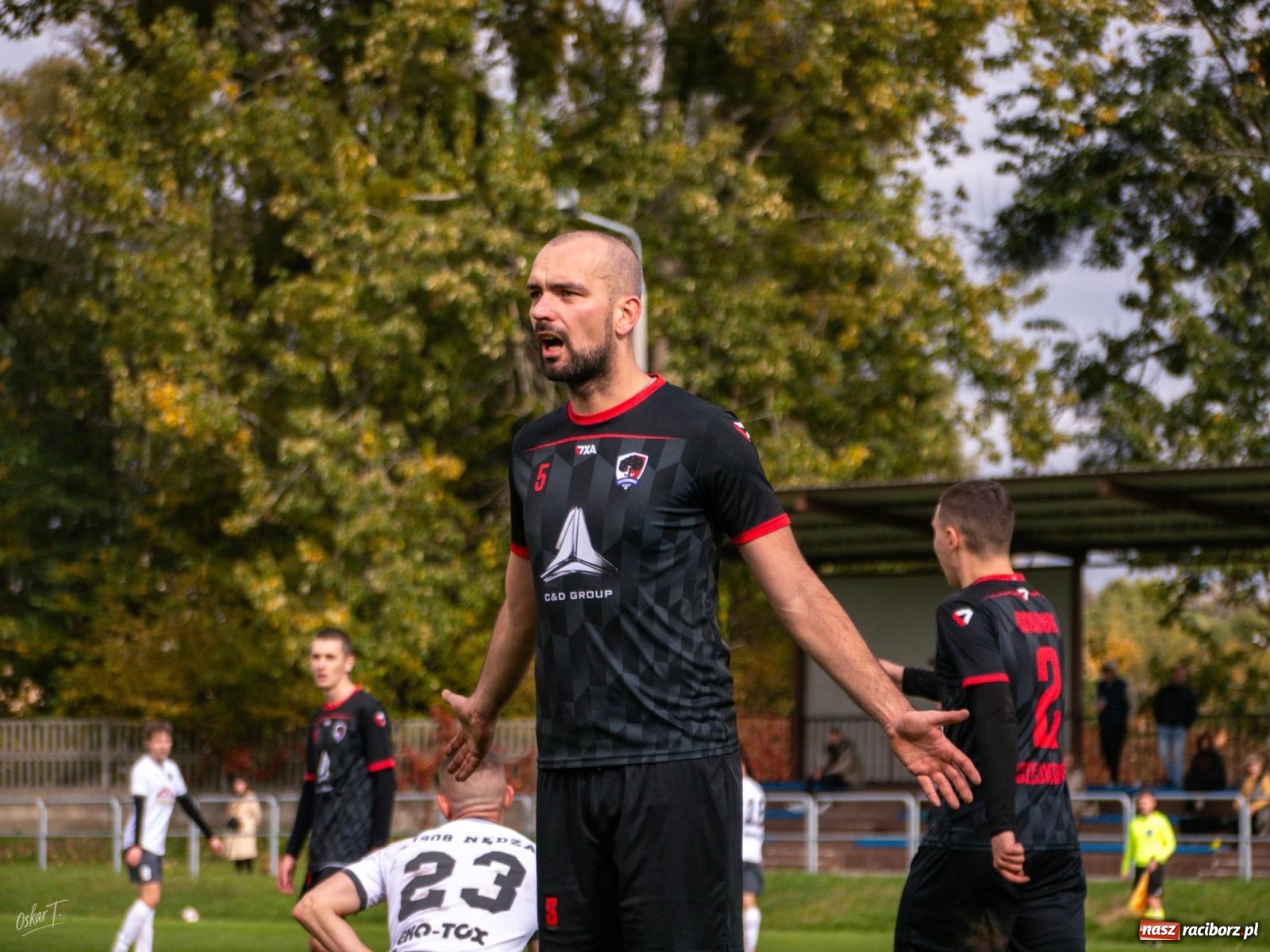 Zdjęcie w galerii na portalu naszraciborz.pl: Nerwowo i czerwono w starciu Nędzy z Borowikiem [FOTO] wiadomości z regionu