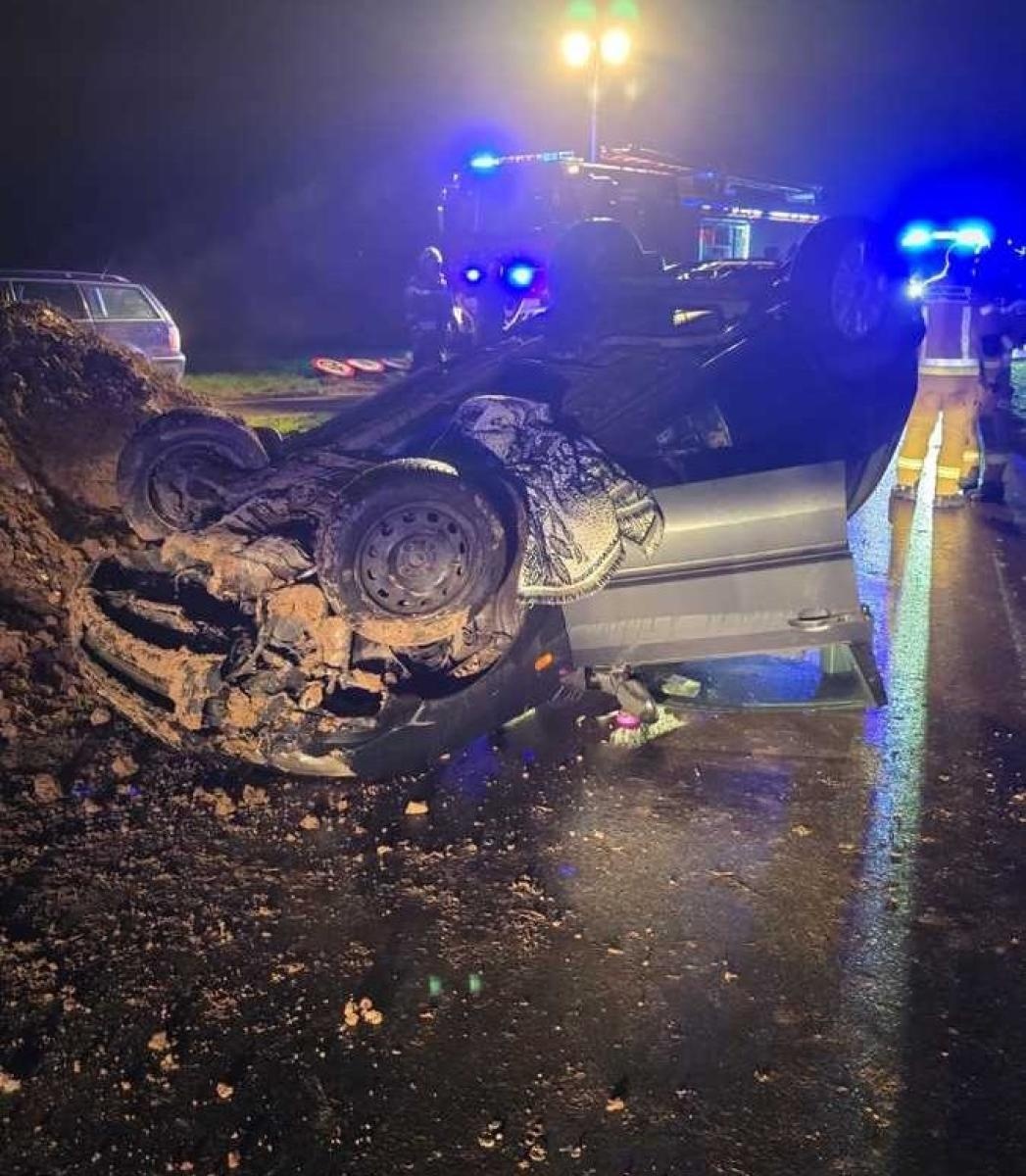 Zdjęcie w galerii na portalu naszraciborz.pl: Dachowanie 90-latka w Sławienku. Jesienne drogi znów dają o sobie znać wiadomości z regionu