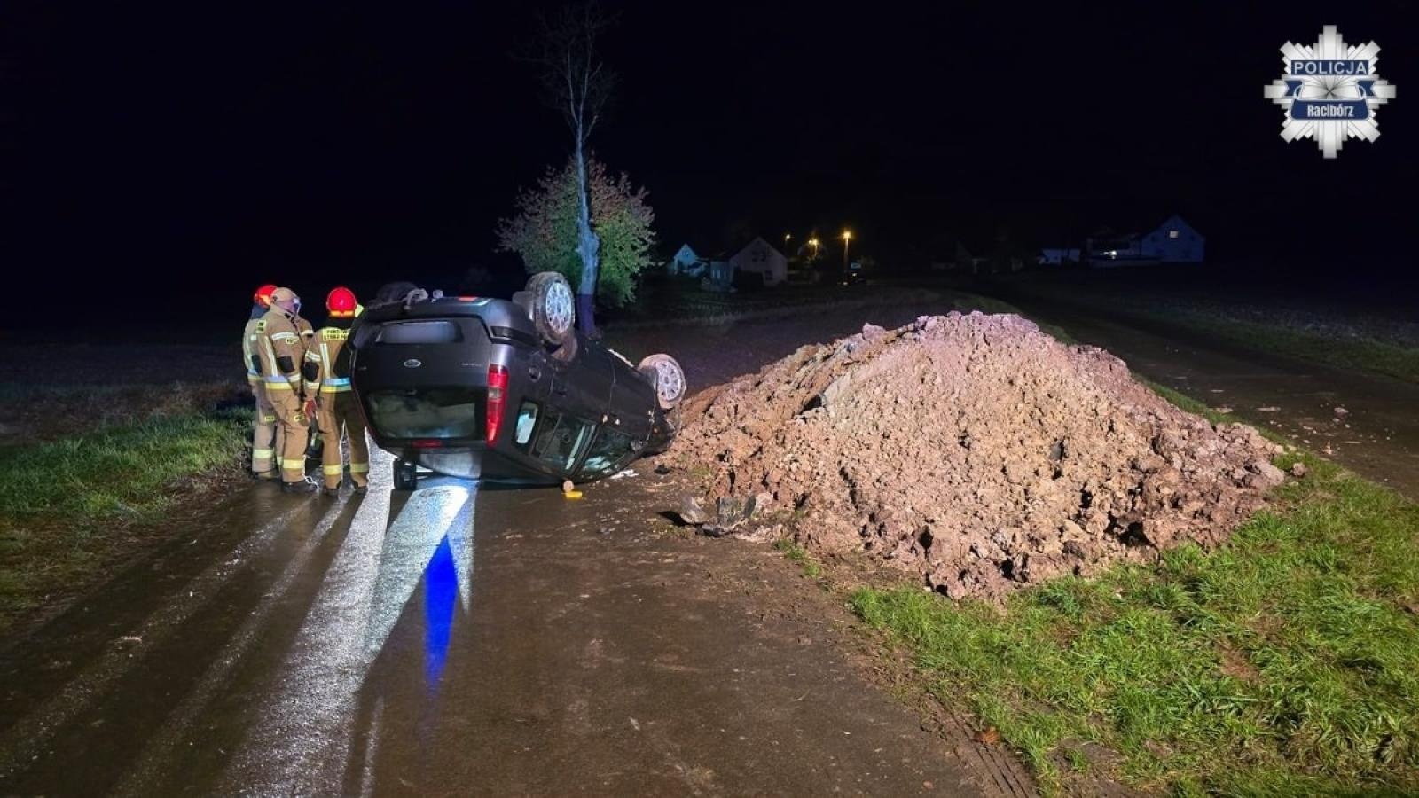 Zdjęcie w galerii na portalu naszraciborz.pl: Dachowanie 90-latka w Sławienku. Jesienne drogi znów dają o sobie znać wiadomości z regionu
