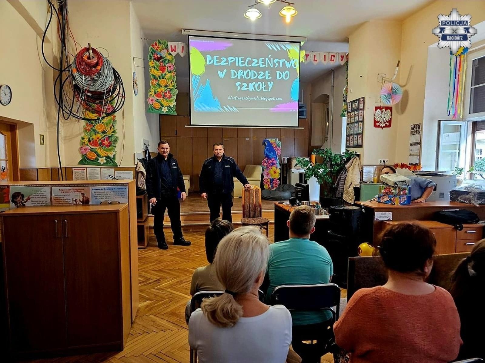 Zdjęcie w galerii na portalu naszraciborz.pl: Raciborscy dzielnicowi edukowali najmłodszych o bezpieczeństwie wiadomości z regionu