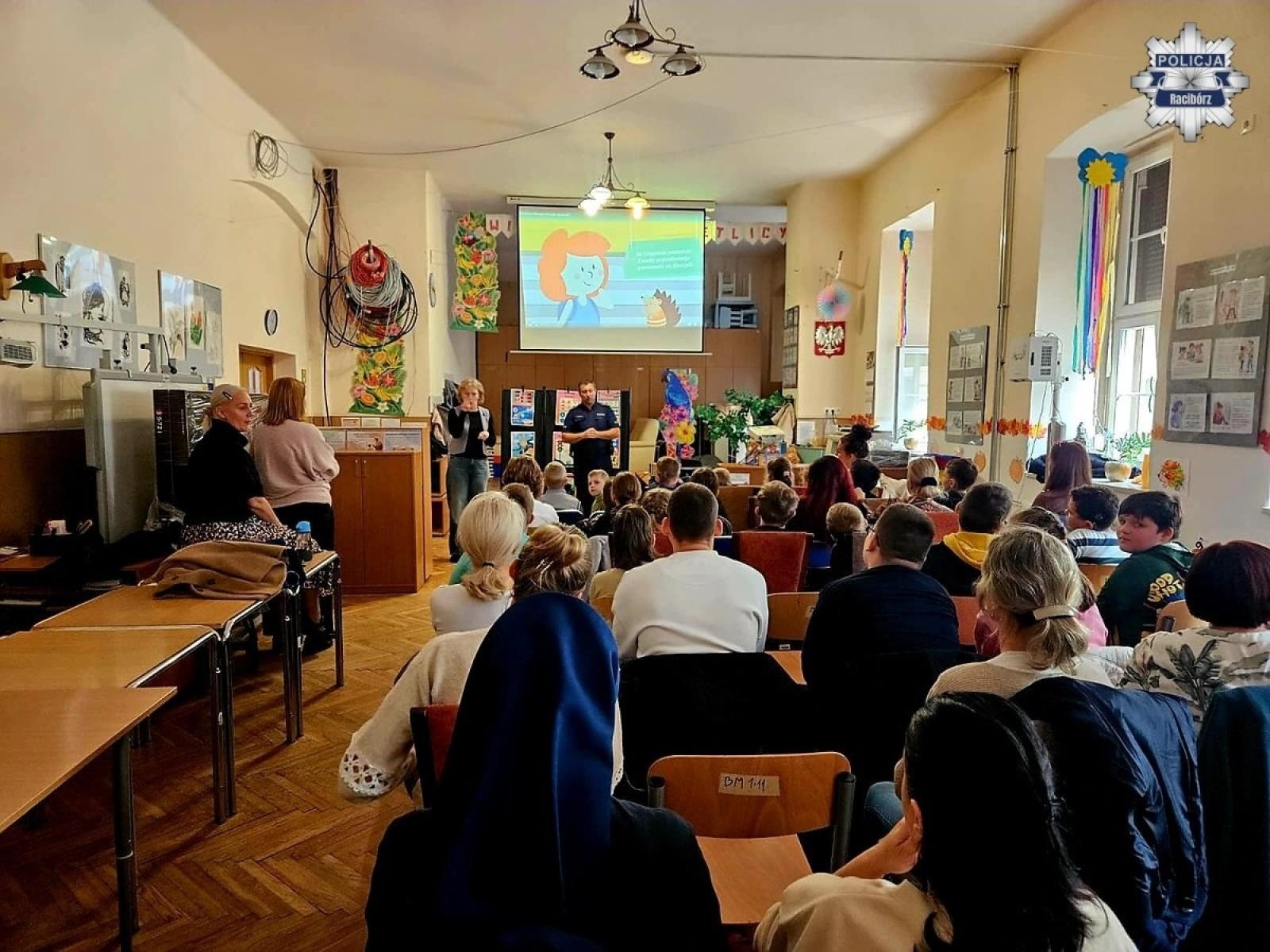 Zdjęcie w galerii na portalu naszraciborz.pl: Raciborscy dzielnicowi edukowali najmłodszych o bezpieczeństwie wiadomości z regionu