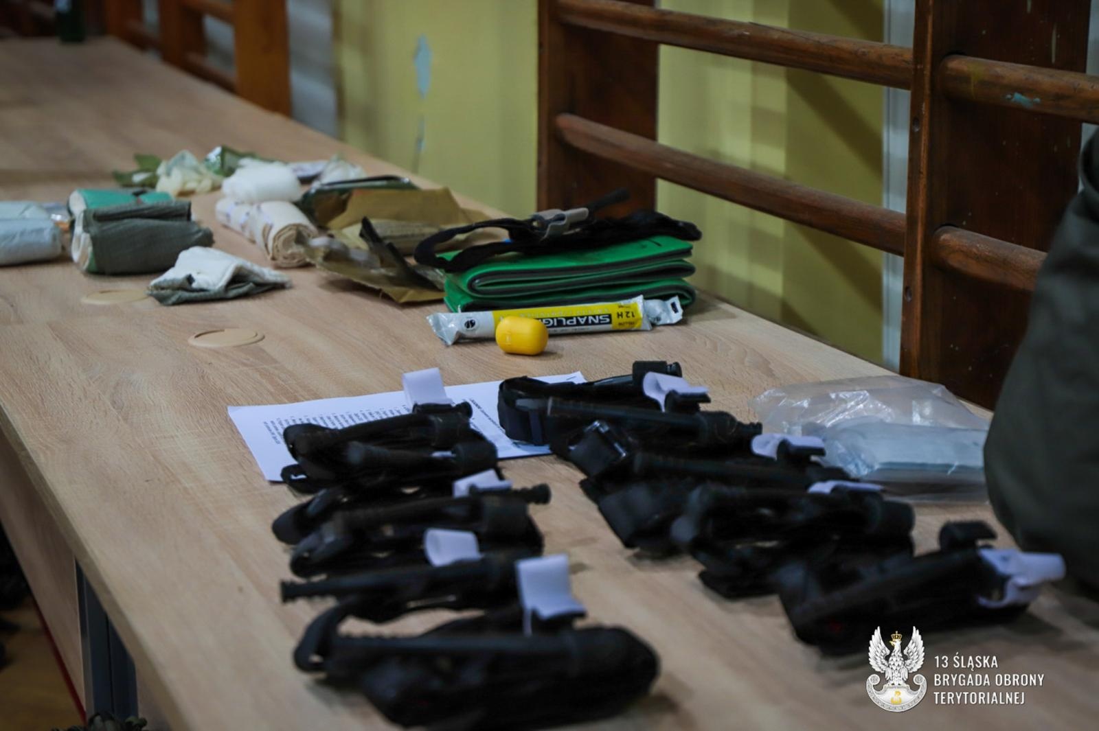 Zdjęcie w galerii na portalu naszraciborz.pl: Kuźnia Raciborska: śląscy urzędnicy pod okiem żołnierzy 13. ŚBOT wiadomości z regionu