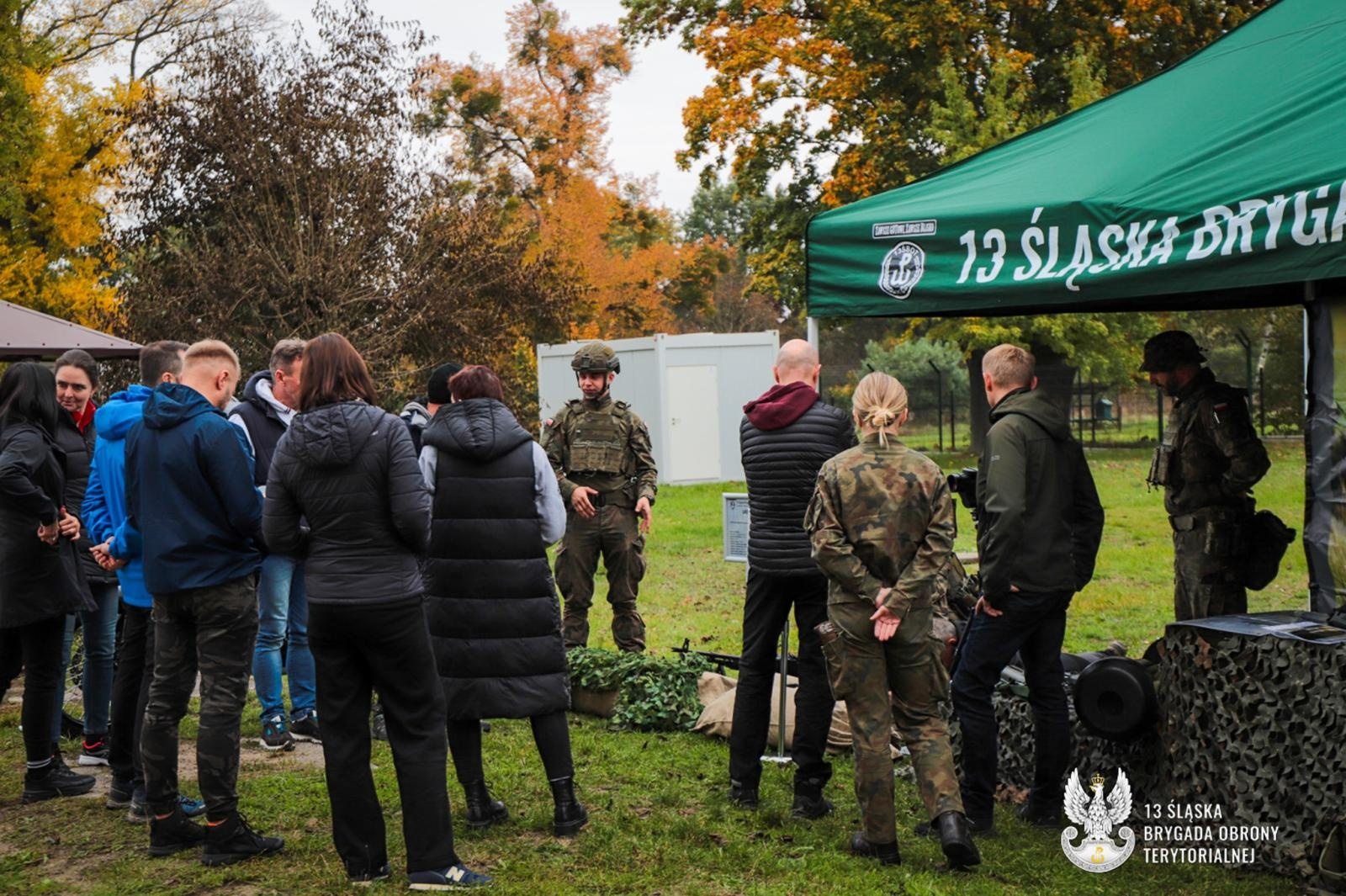 Zdjęcie w galerii na portalu naszraciborz.pl: Kuźnia Raciborska: śląscy urzędnicy pod okiem żołnierzy 13. ŚBOT wiadomości z regionu