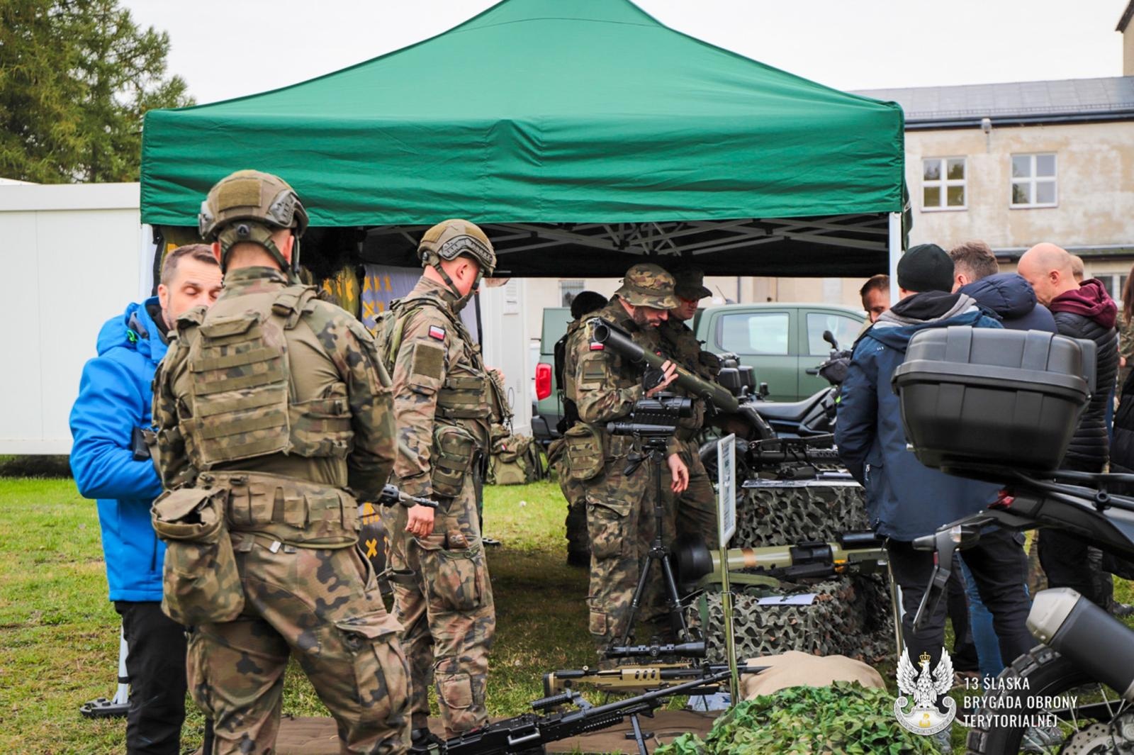 Zdjęcie w galerii na portalu naszraciborz.pl: Kuźnia Raciborska: śląscy urzędnicy pod okiem żołnierzy 13. ŚBOT wiadomości z regionu